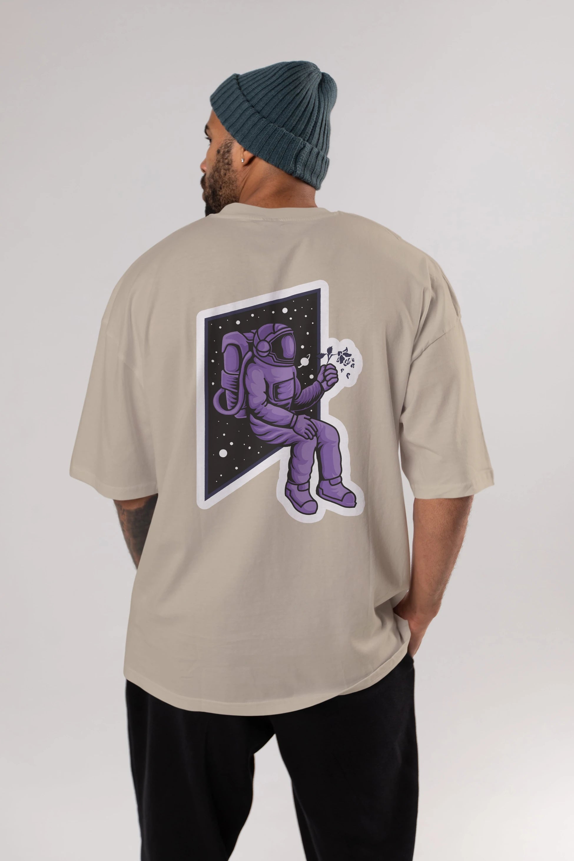 Astronaut holding black rose sticker Arka Baskılı Oversize t-shirt Erkek Kadın Unisex