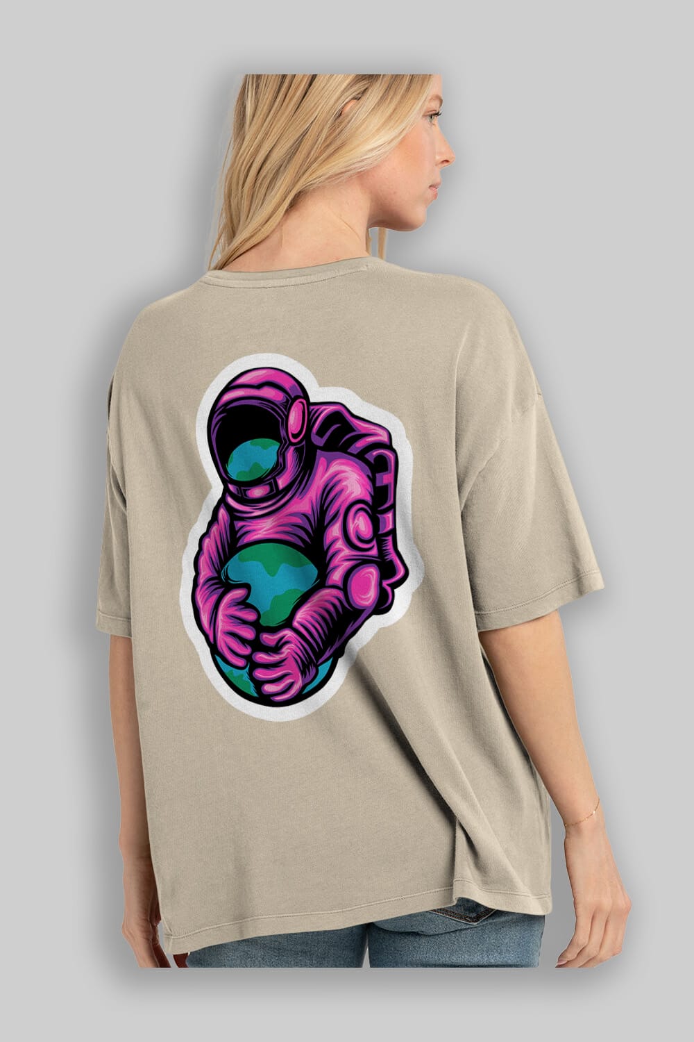 Astronaut Holding Up The Earth Sticker Arka Baskılı Oversize t-shirt Erkek Kadın Unisex