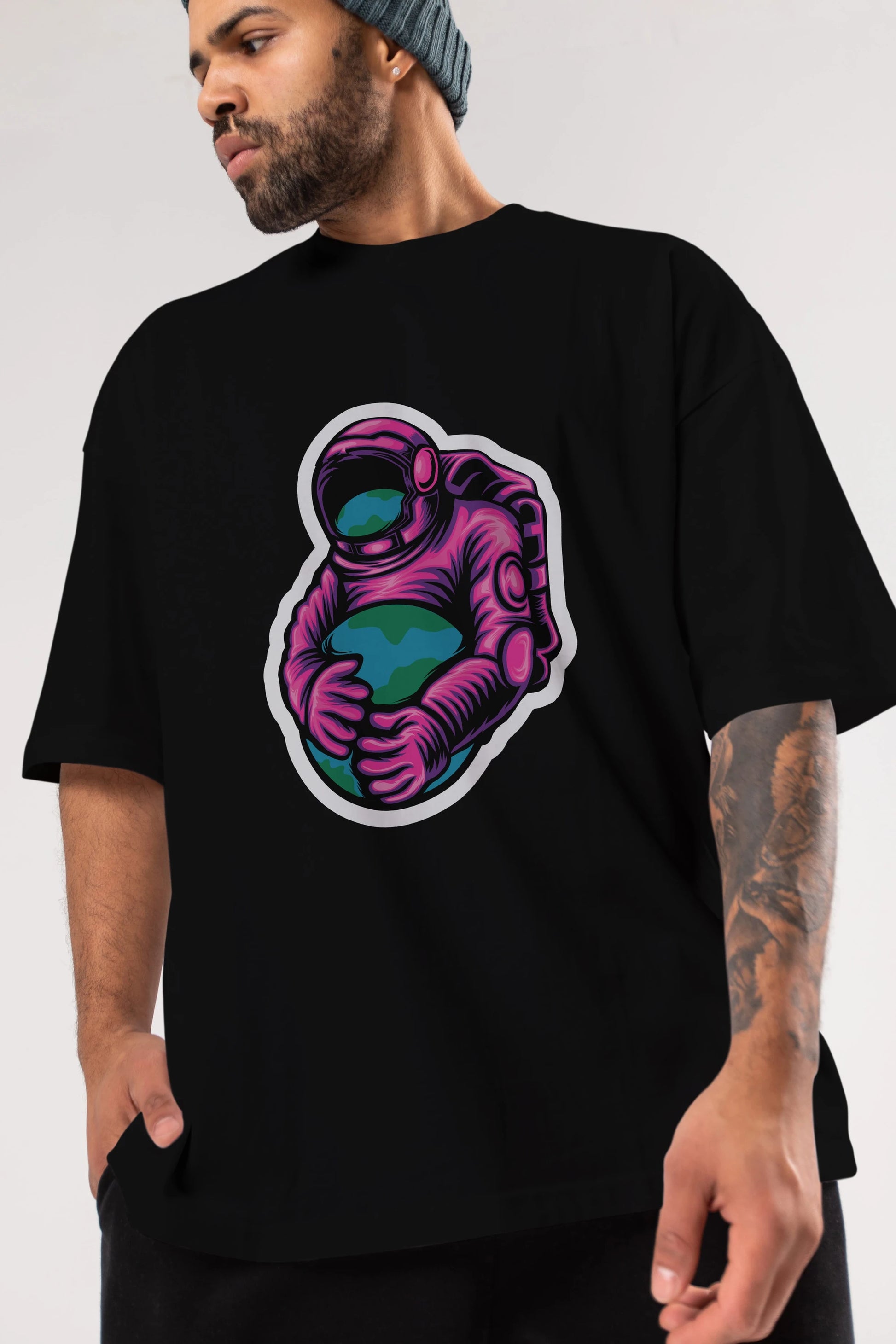 Astronaut Holding Up The Earth Sticker Ön Baskılı Oversize t-shirt Erkek Kadın Unisex