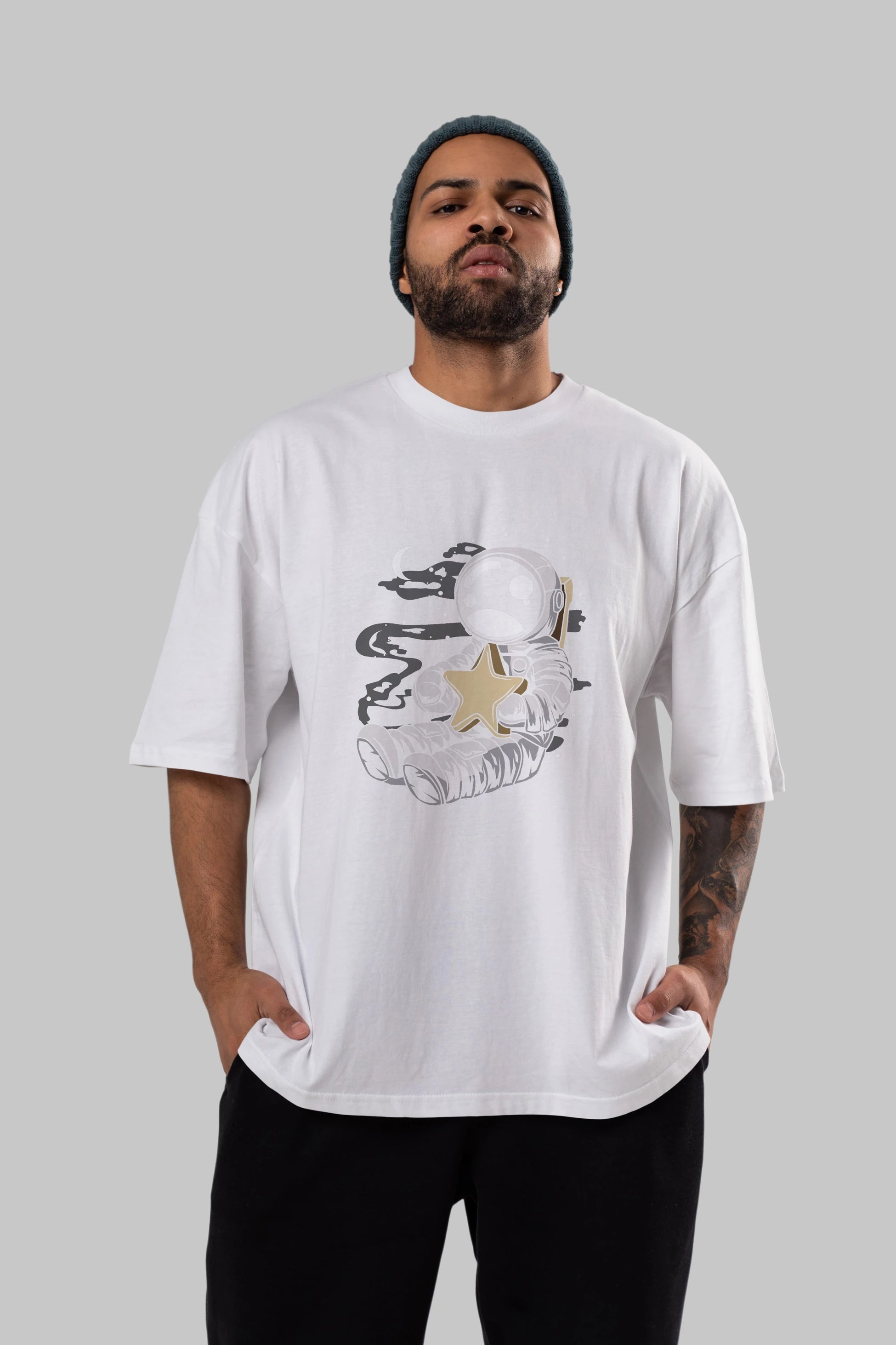 Astronaut Holding The Star Ön Baskılı Oversize t-shirt Erkek Kadın Unisex