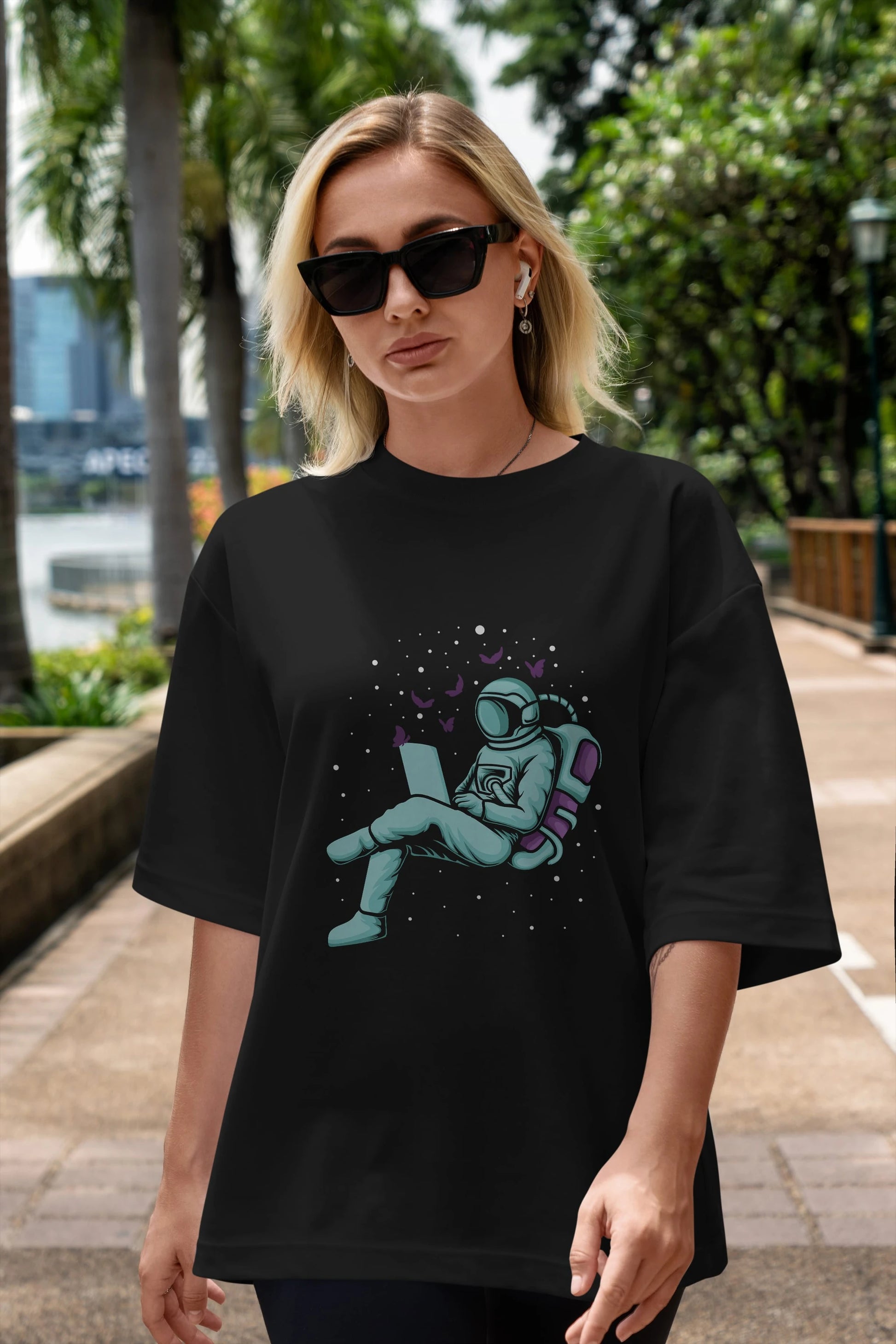 Work with Butterflies in Space Ön Baskılı Oversize t-shirt Erkek Kadın Unisex