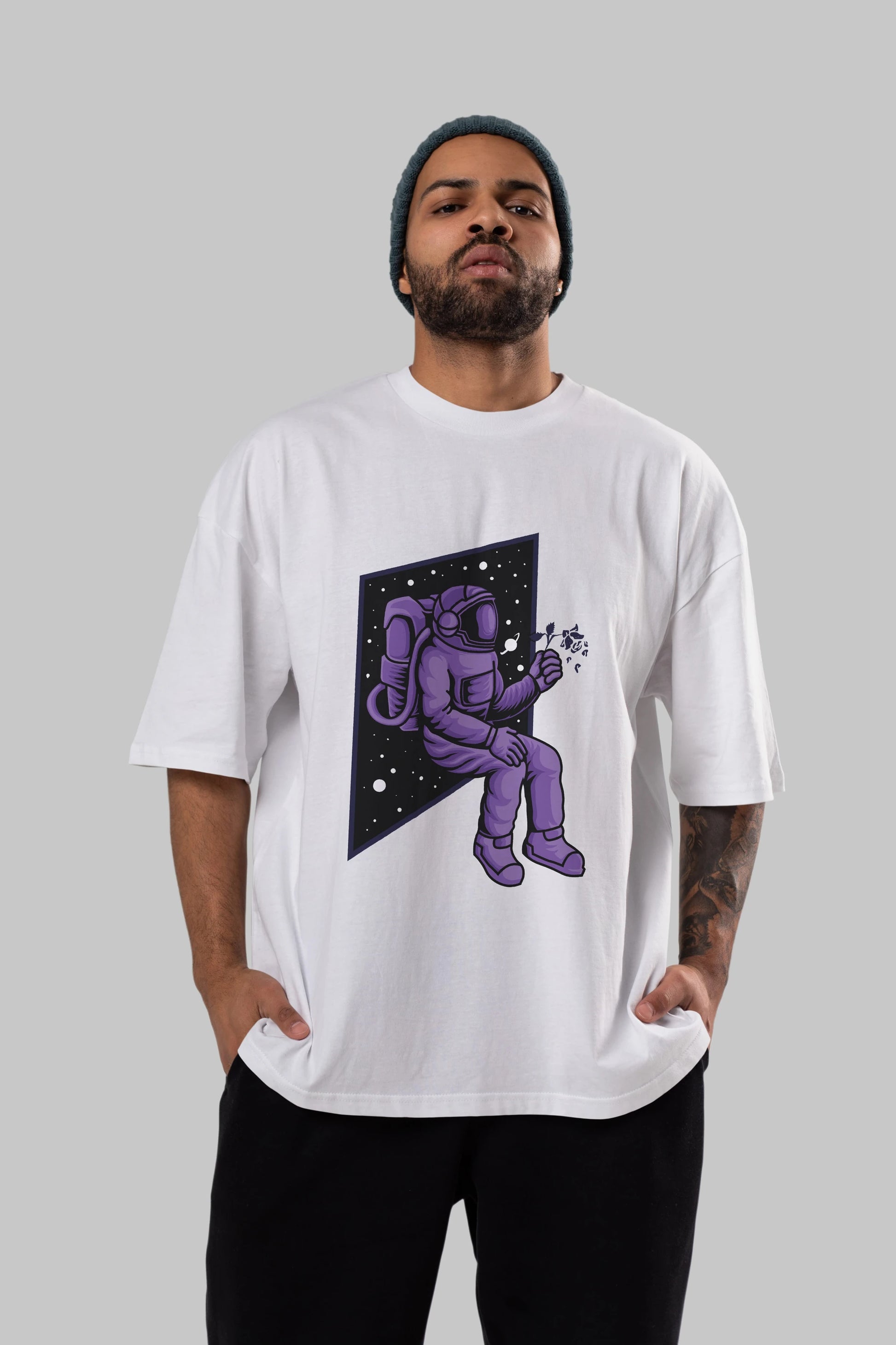 Astronaut holding black rose Ön Baskılı Oversize t-shirt Erkek Kadın Unisex
