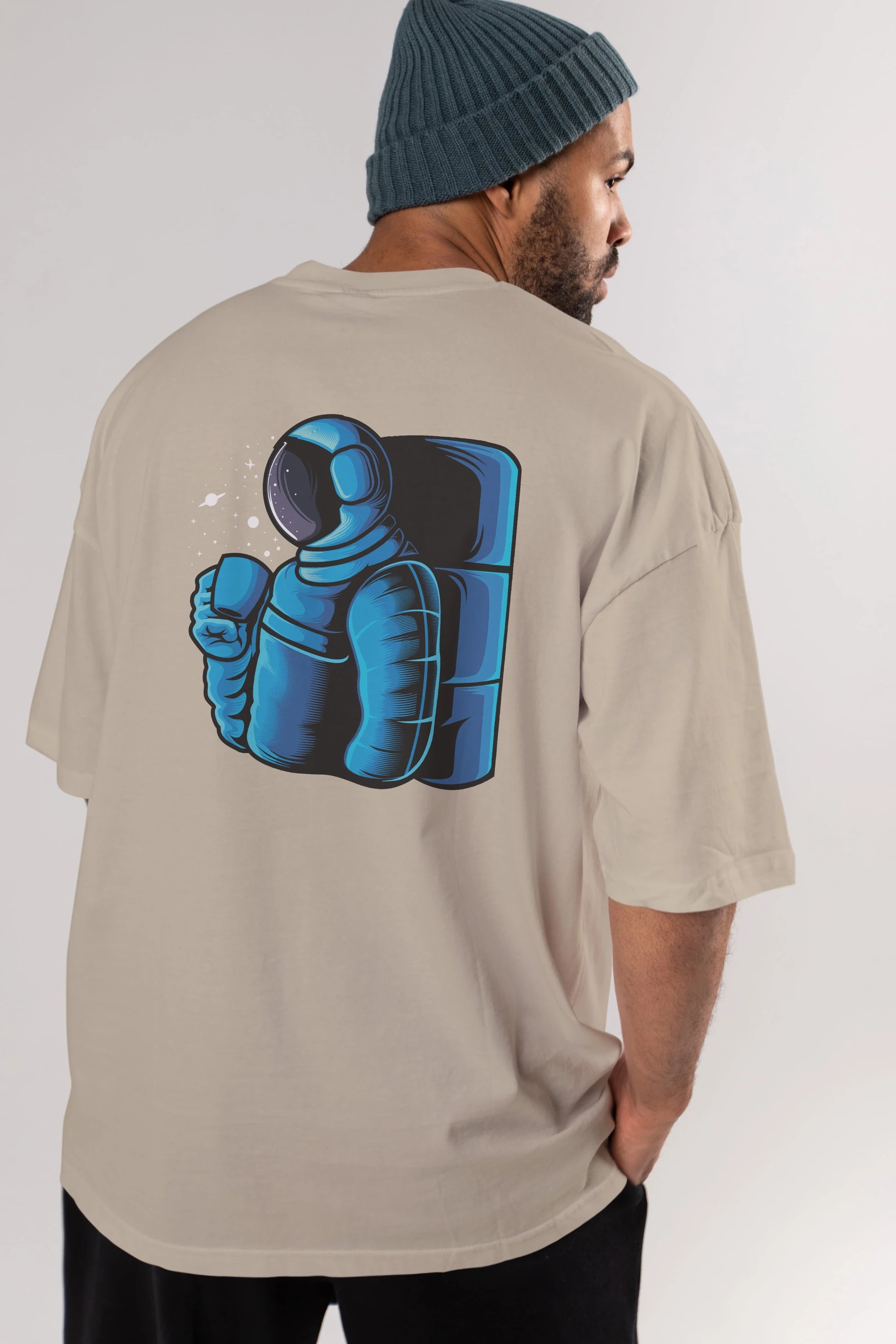 Drinking coffee in space Arka Baskılı Oversize t-shirt Erkek Kadın Unisex
