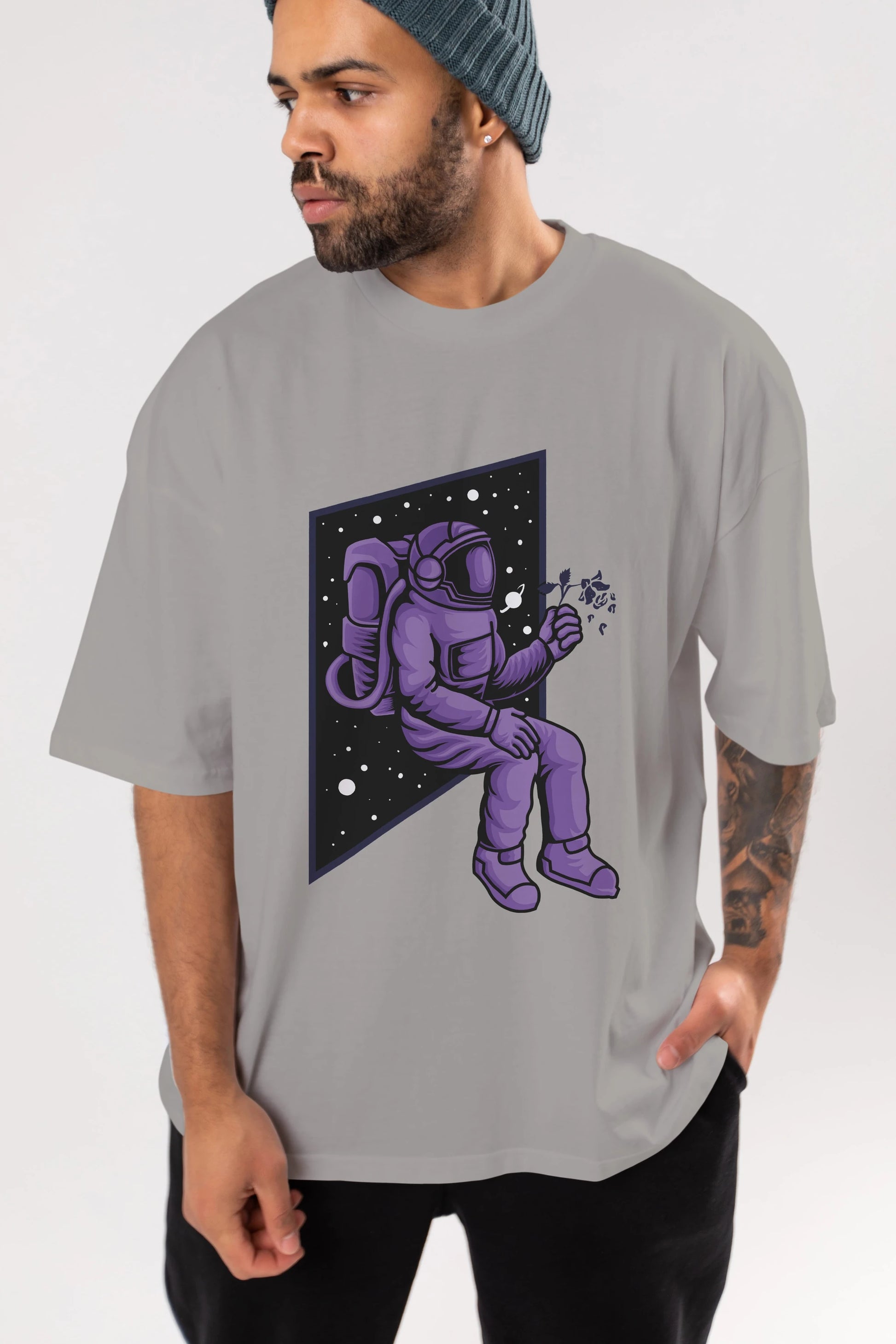 Astronaut holding black rose Ön Baskılı Oversize t-shirt Erkek Kadın Unisex