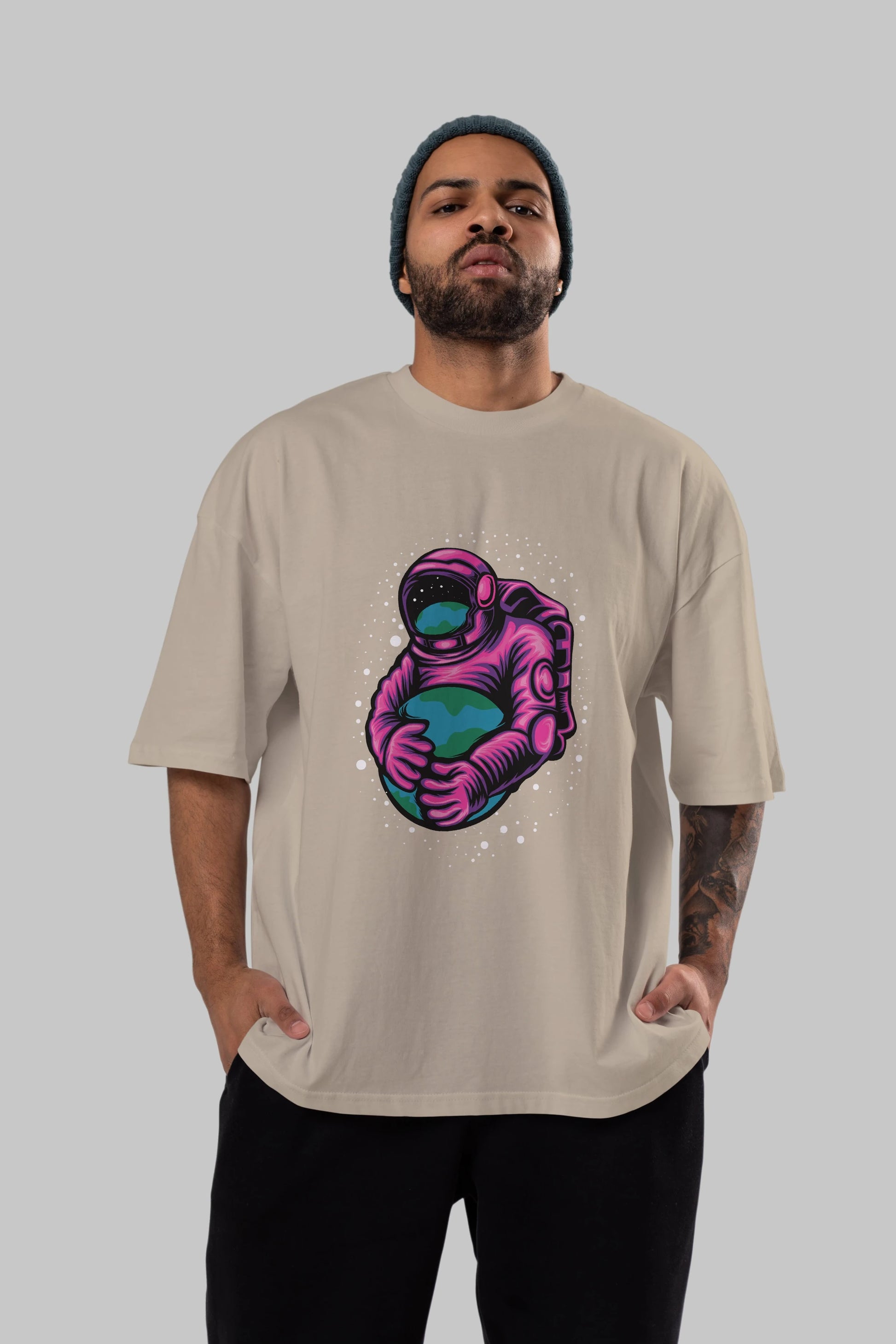 Astronaut Holding Up The Earth Ön Baskılı Oversize t-shirt Erkek Kadın Unisex