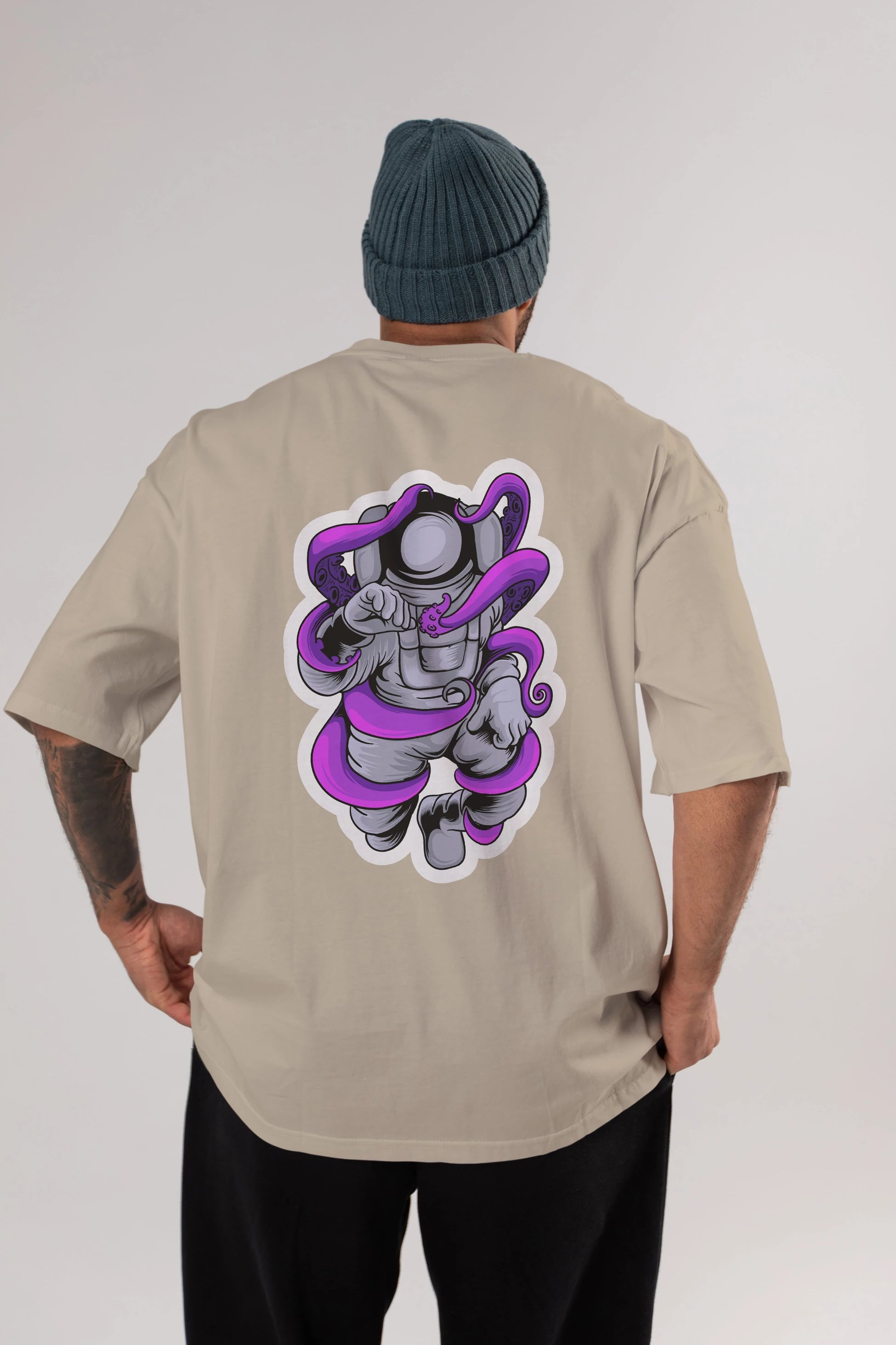 Astronaut fighting octopus sticker Arka Baskılı Oversize t-shirt Erkek Kadın Unisex