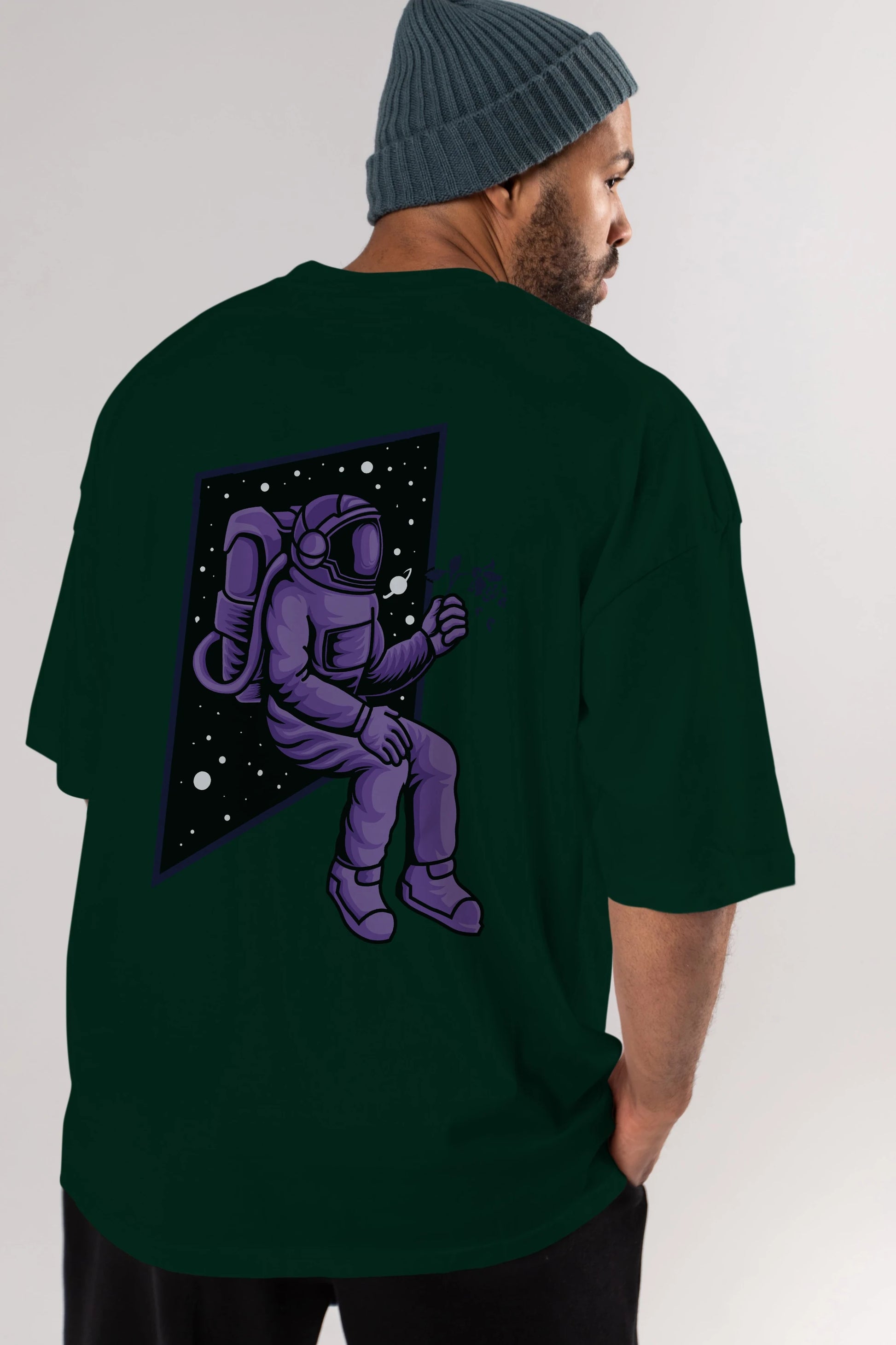 Astronaut holding black rose Arka Baskılı Oversize t-shirt Erkek Kadın Unisex