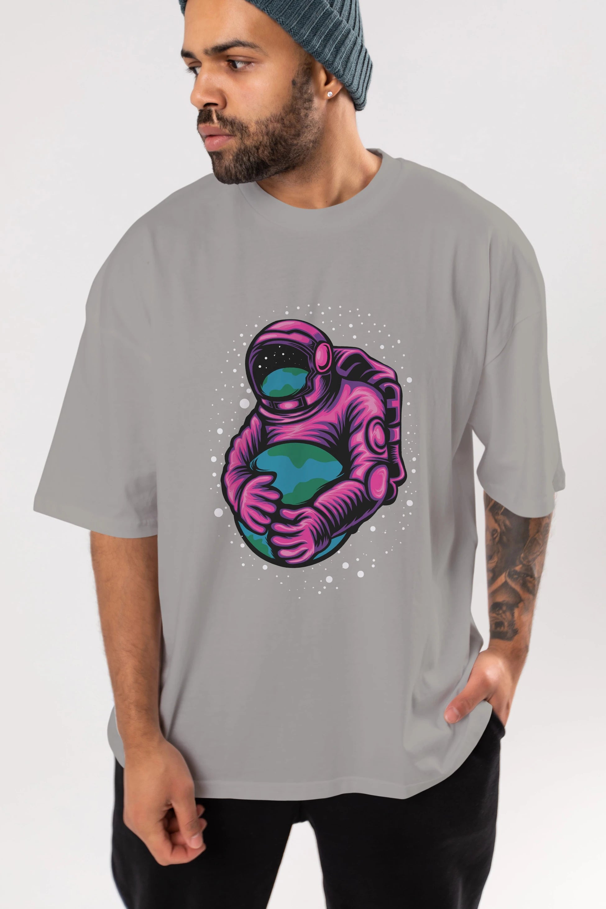 Astronaut Holding Up The Earth Ön Baskılı Oversize t-shirt Erkek Kadın Unisex