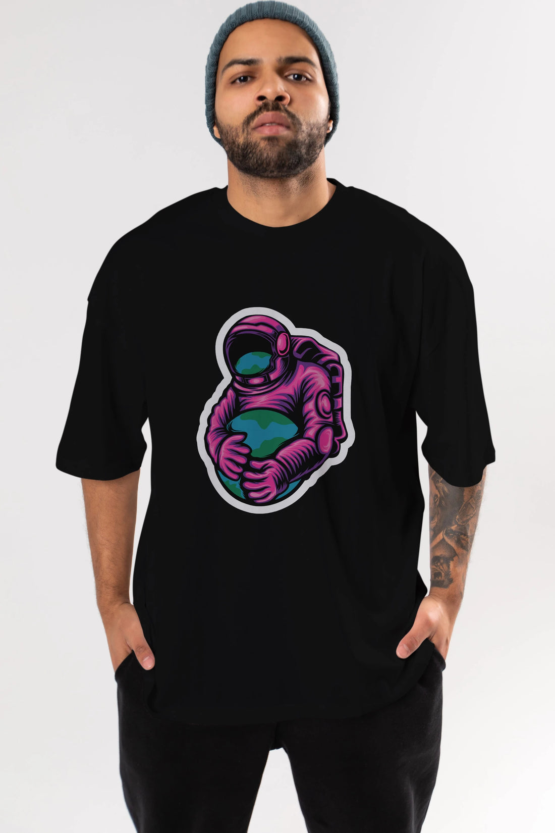 Astronaut Holding Up The Earth Sticker Ön Baskılı Oversize t-shirt Erkek Kadın Unisex