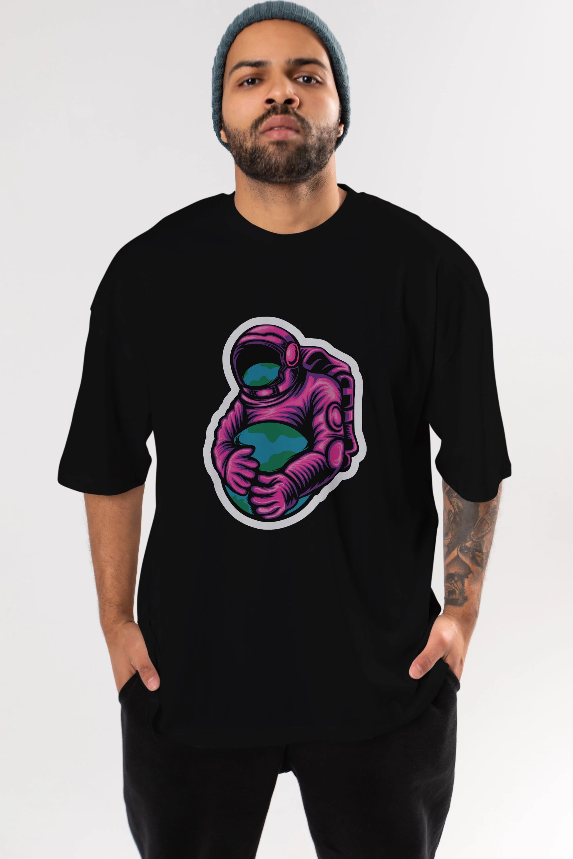 Astronaut Holding Up The Earth Sticker Ön Baskılı Oversize t-shirt Erkek Kadın Unisex