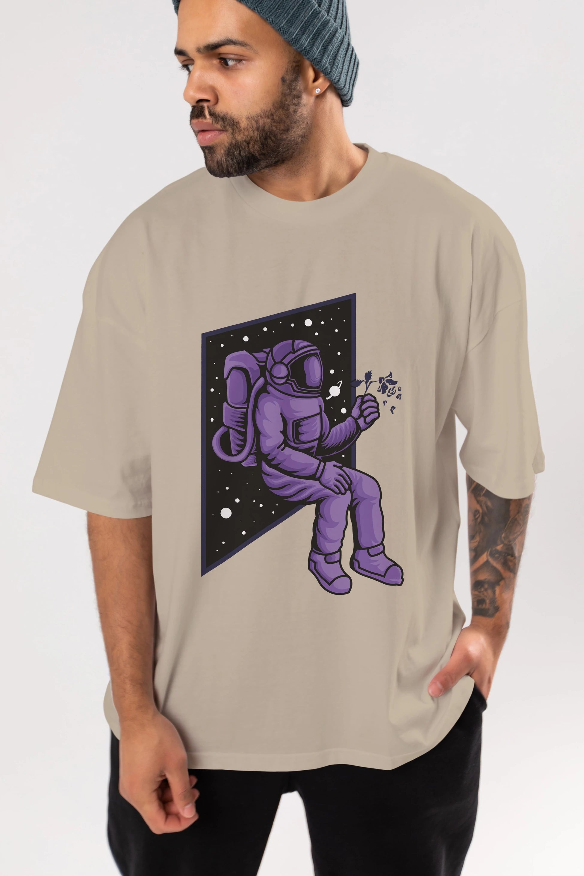 Astronaut holding black rose Ön Baskılı Oversize t-shirt Erkek Kadın Unisex