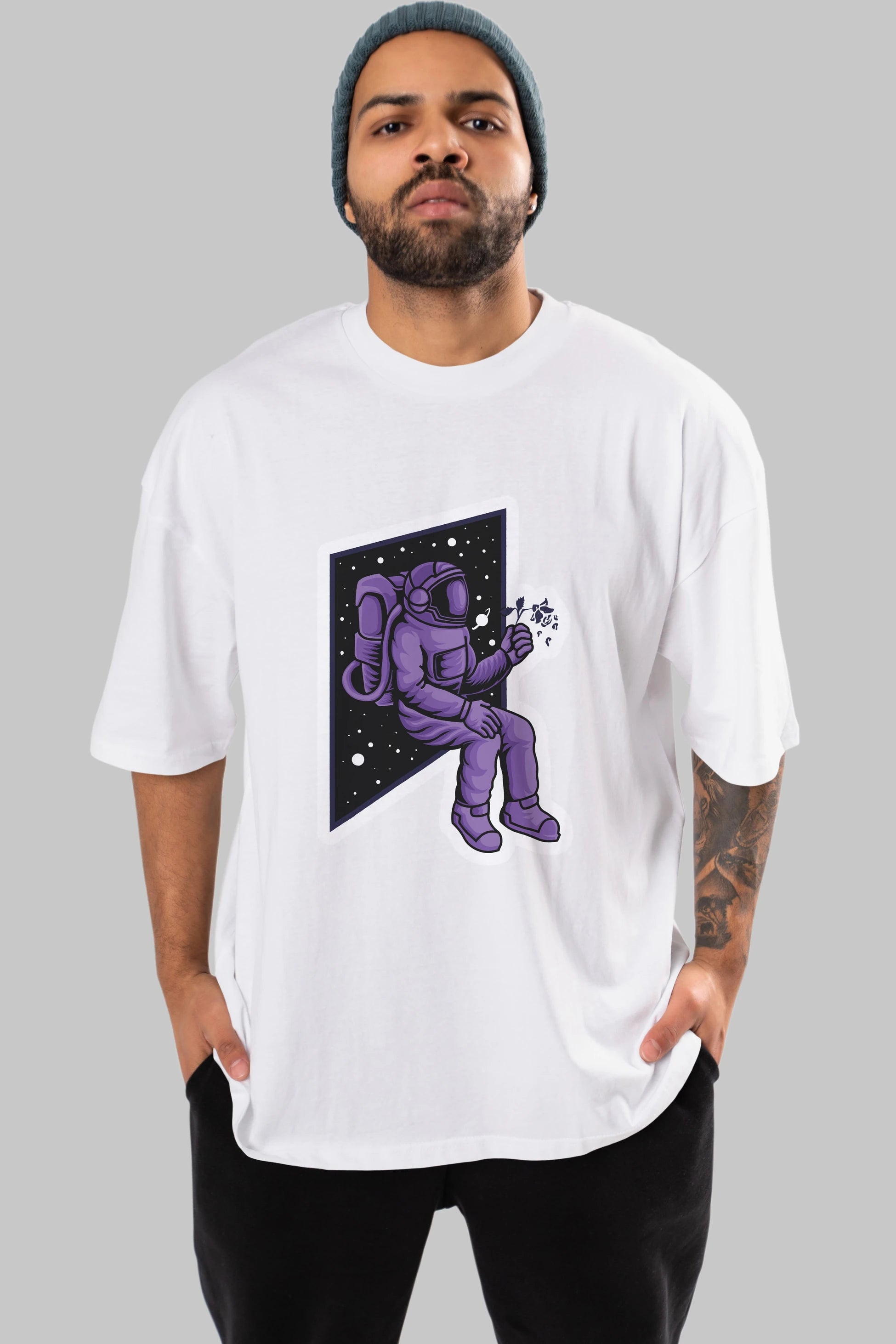 Astronaut holding black rose sticker Ön Baskılı Oversize t-shirt Erkek Kadın Unisex