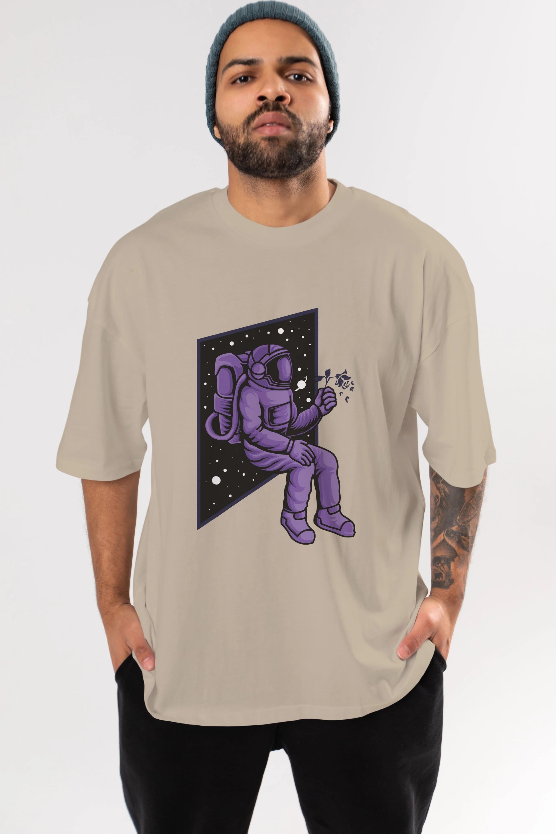 Astronaut holding black rose Ön Baskılı Oversize t-shirt Erkek Kadın Unisex