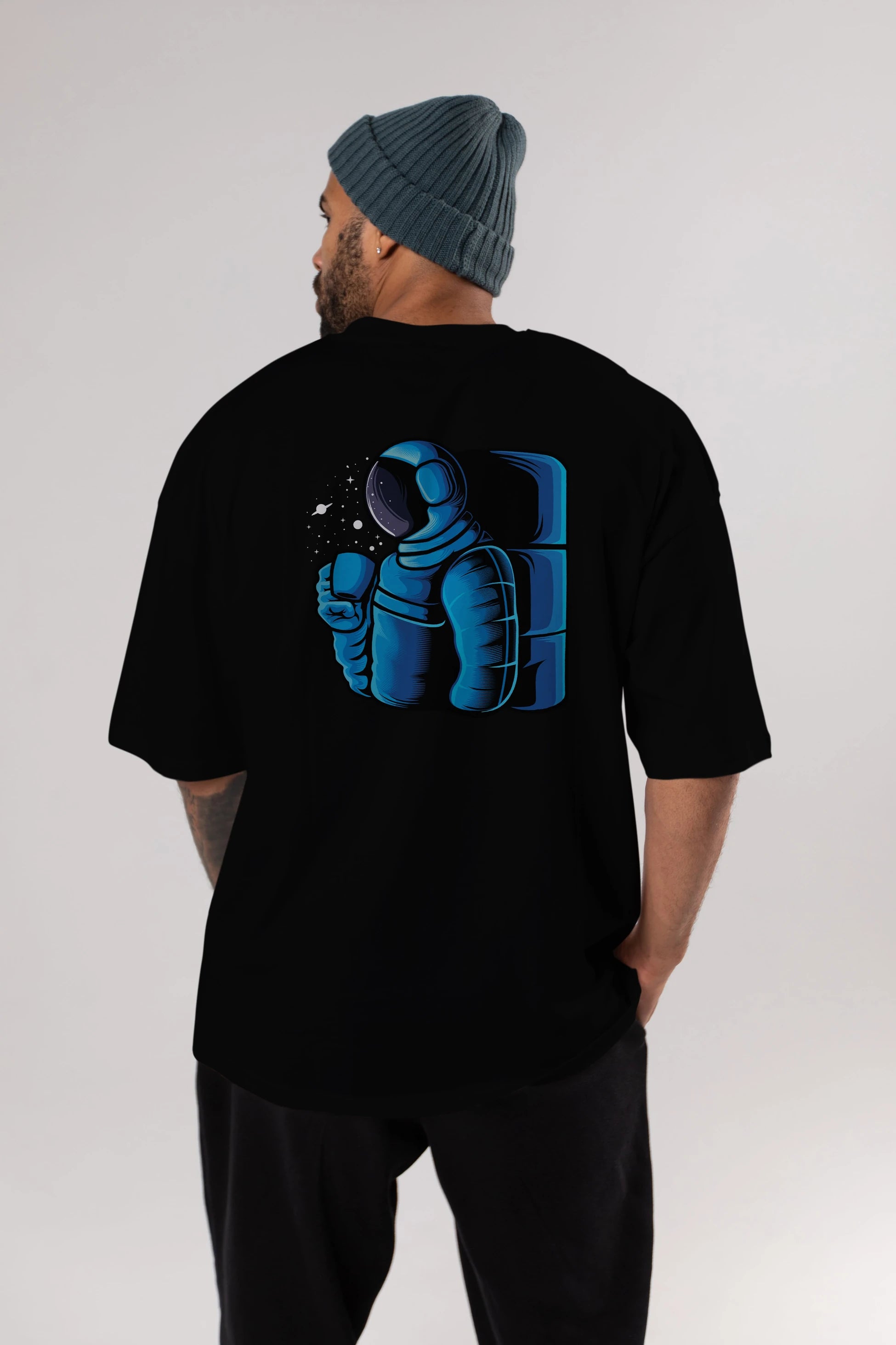 Drinking coffee in space Arka Baskılı Oversize t-shirt Erkek Kadın Unisex