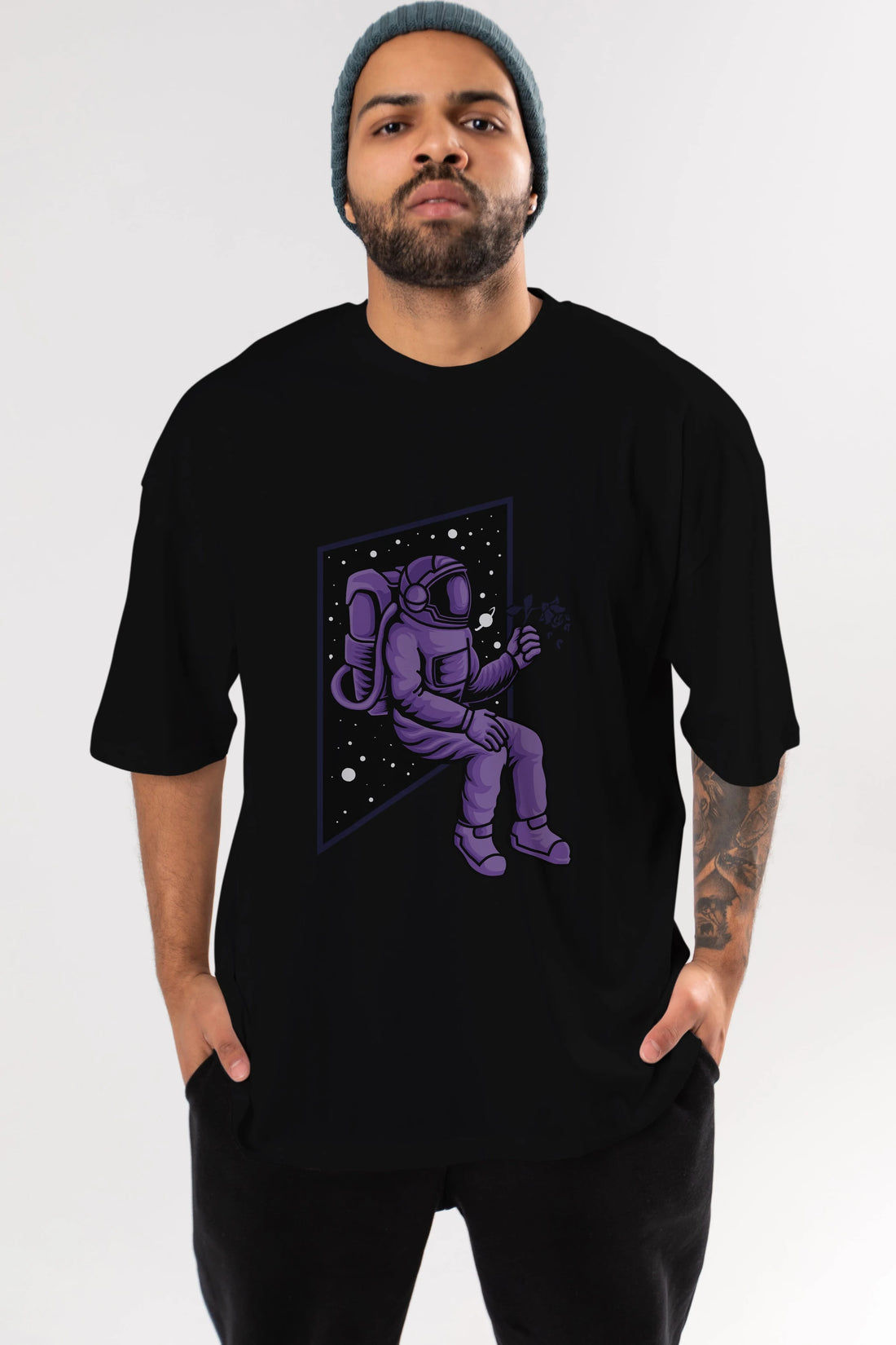 Astronaut holding black rose Ön Baskılı Oversize t-shirt Erkek Kadın Unisex