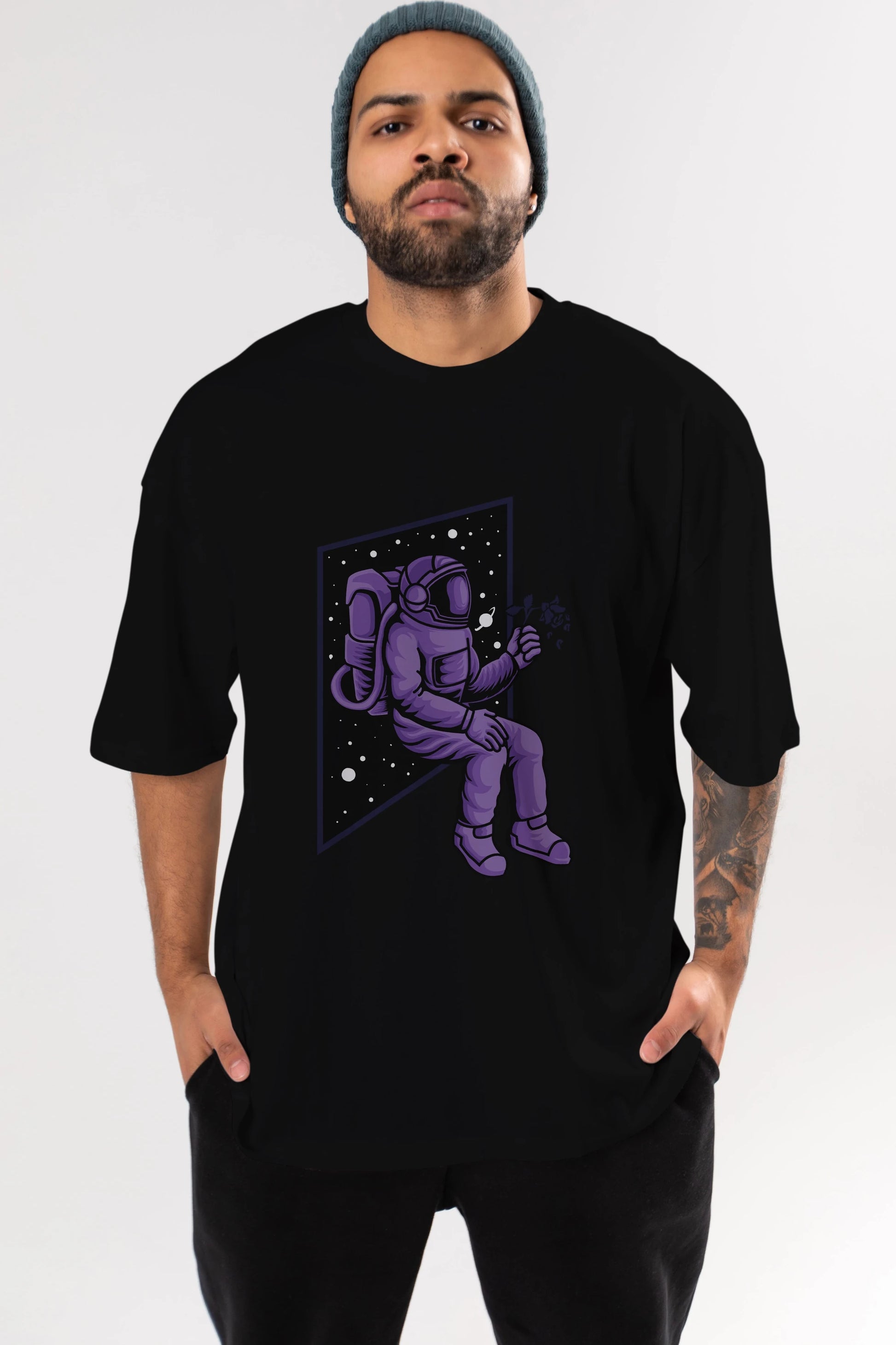 Astronaut holding black rose Ön Baskılı Oversize t-shirt Erkek Kadın Unisex