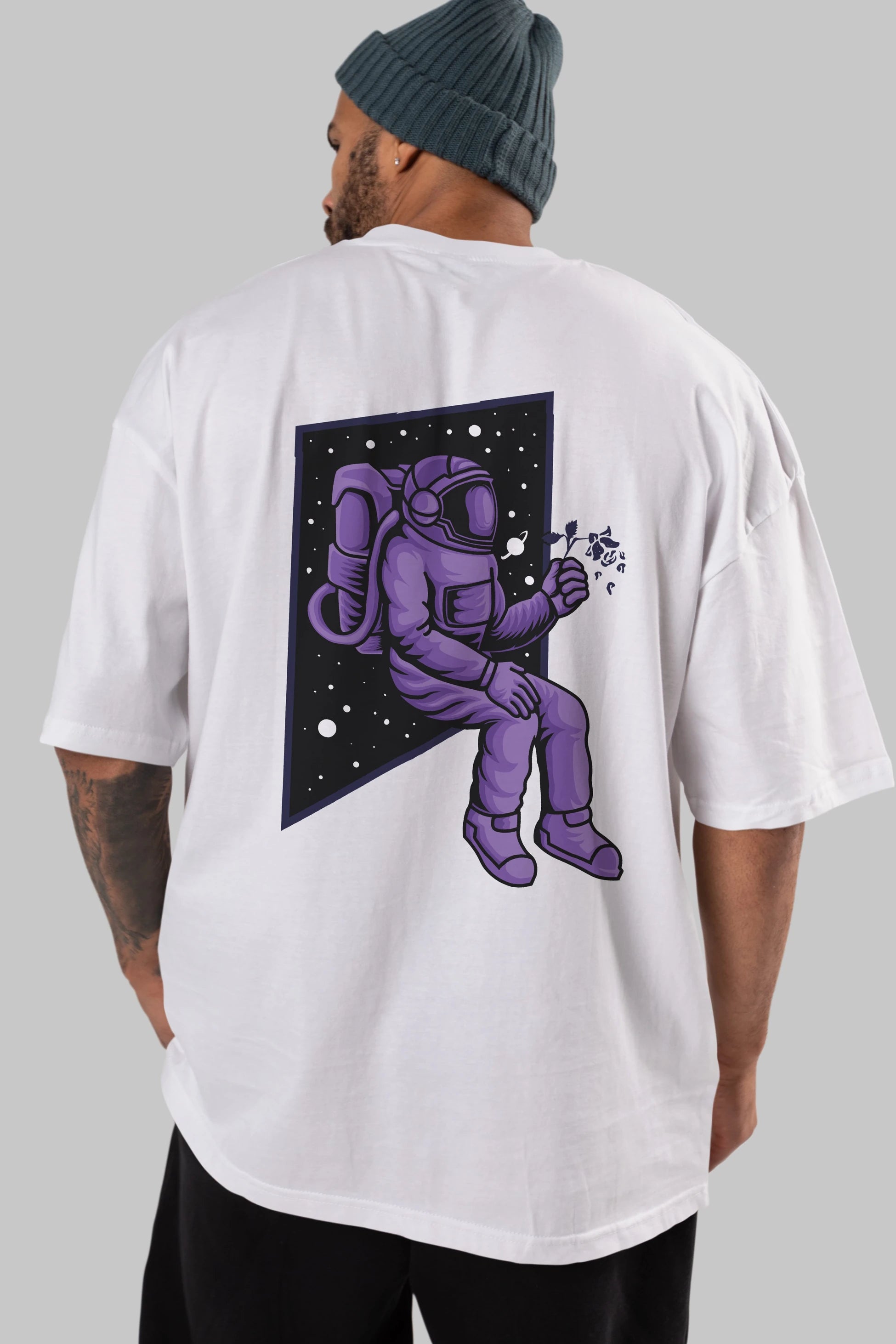Astronaut holding black rose Arka Baskılı Oversize t-shirt Erkek Kadın Unisex