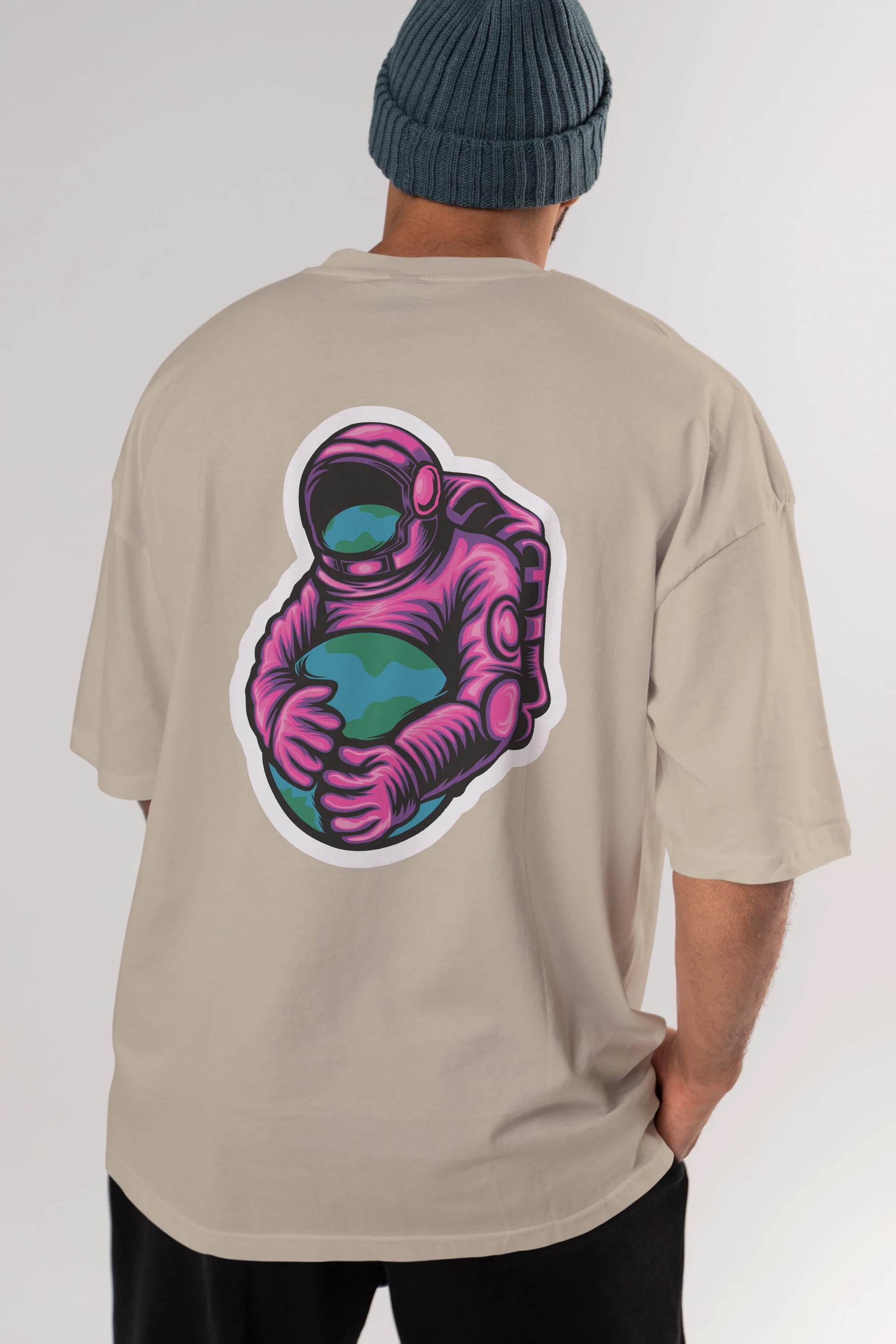 Astronaut Holding Up The Earth Sticker Arka Baskılı Oversize t-shirt Erkek Kadın Unisex