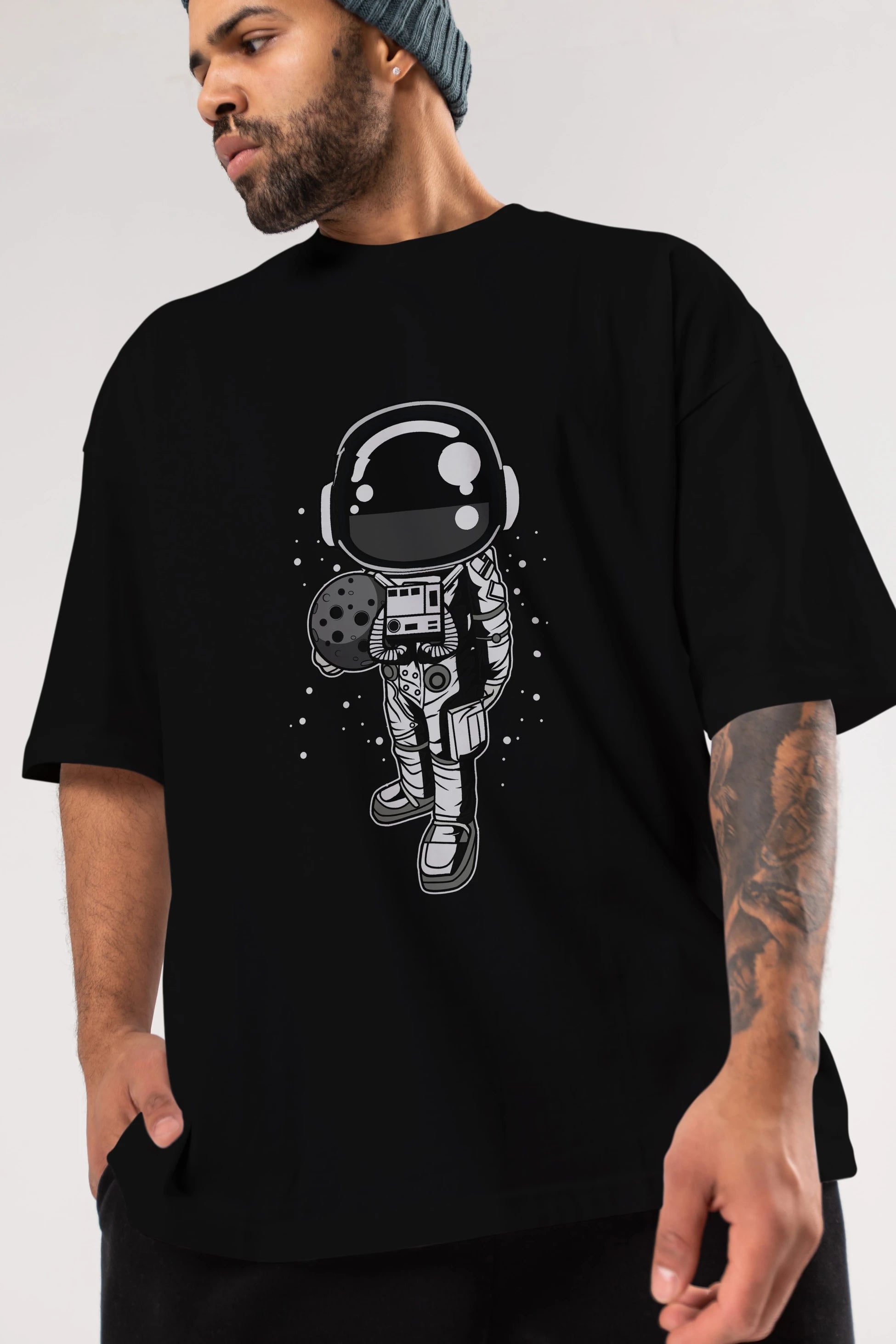 Astronaut Holding The Moon Ön Baskılı Oversize t-shirt Erkek Kadın Unisex
