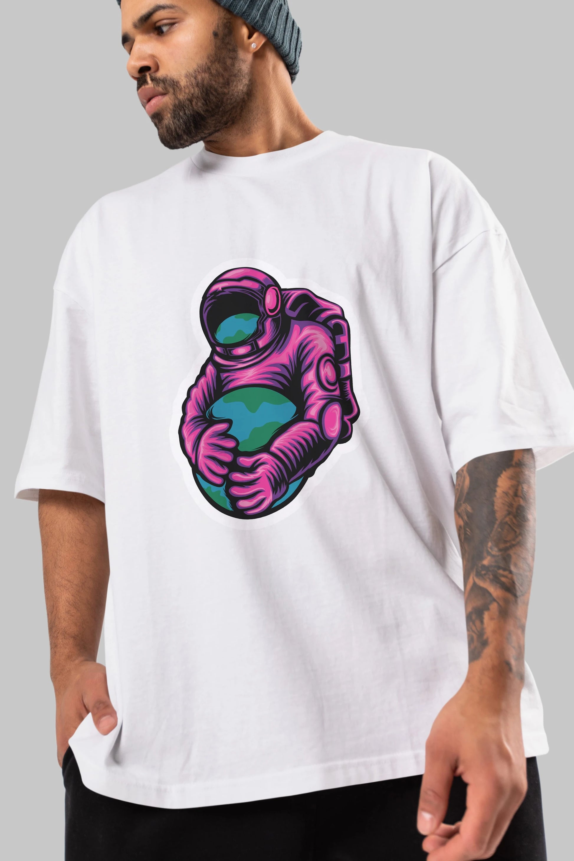 Astronaut Holding Up The Earth Sticker Ön Baskılı Oversize t-shirt Erkek Kadın Unisex