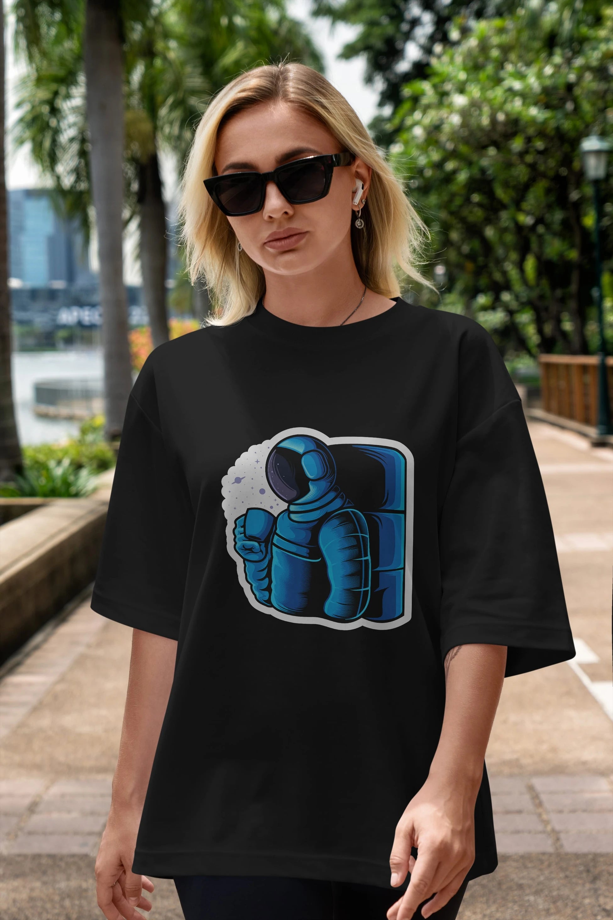 Drinking coffee in space sticker Ön Baskılı Oversize t-shirt Erkek Kadın Unisex