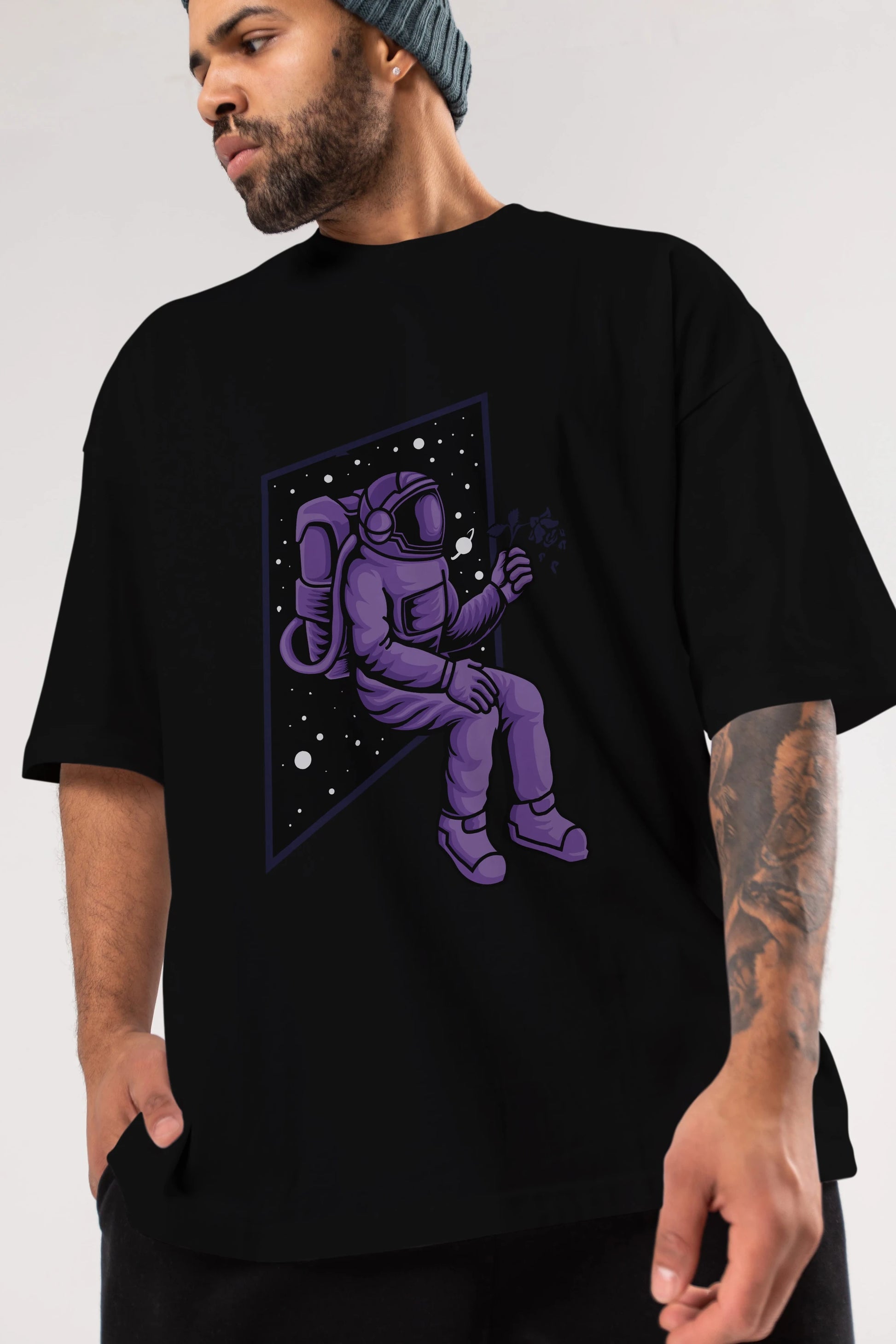 Astronaut holding black rose Ön Baskılı Oversize t-shirt Erkek Kadın Unisex