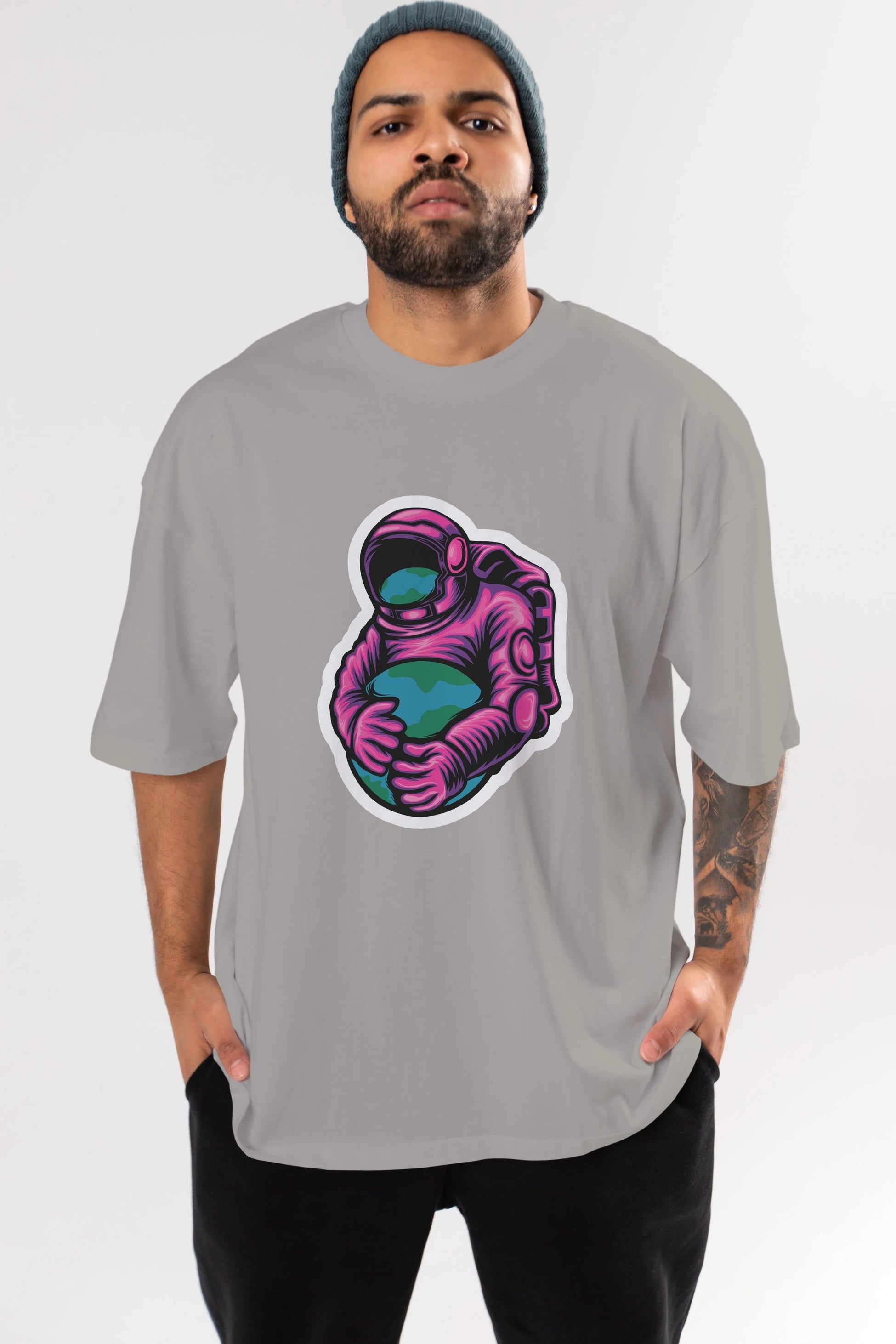Astronaut Holding Up The Earth Sticker Ön Baskılı Oversize t-shirt Erkek Kadın Unisex