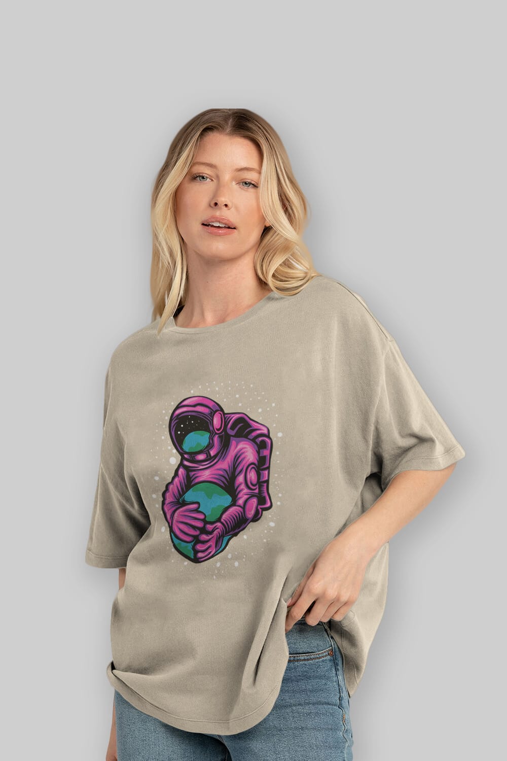 Astronaut Holding Up The Earth Ön Baskılı Oversize t-shirt Erkek Kadın Unisex