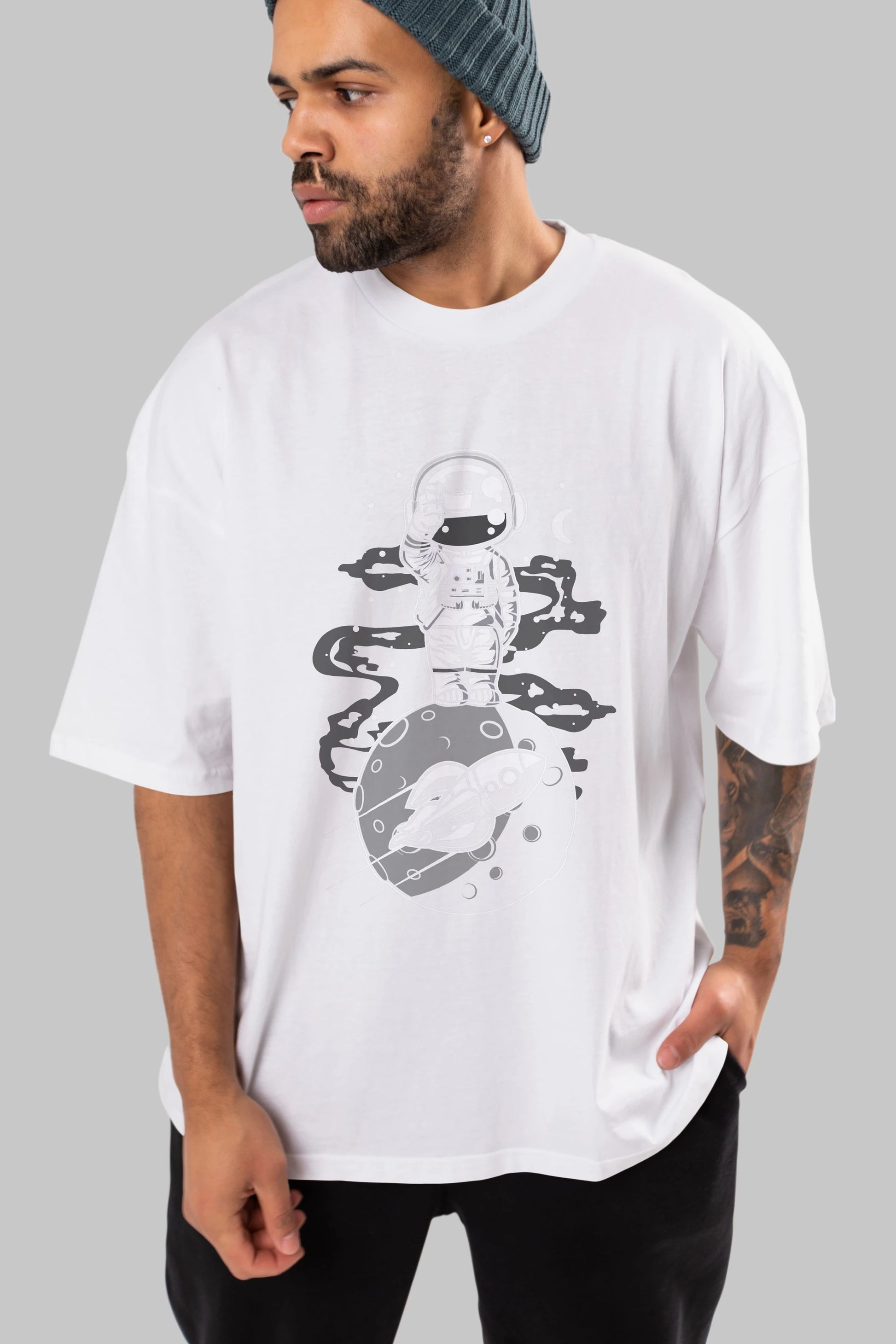 Astronaut Standing On The Moon Ön Baskılı Oversize t-shirt Erkek Kadın Unisex