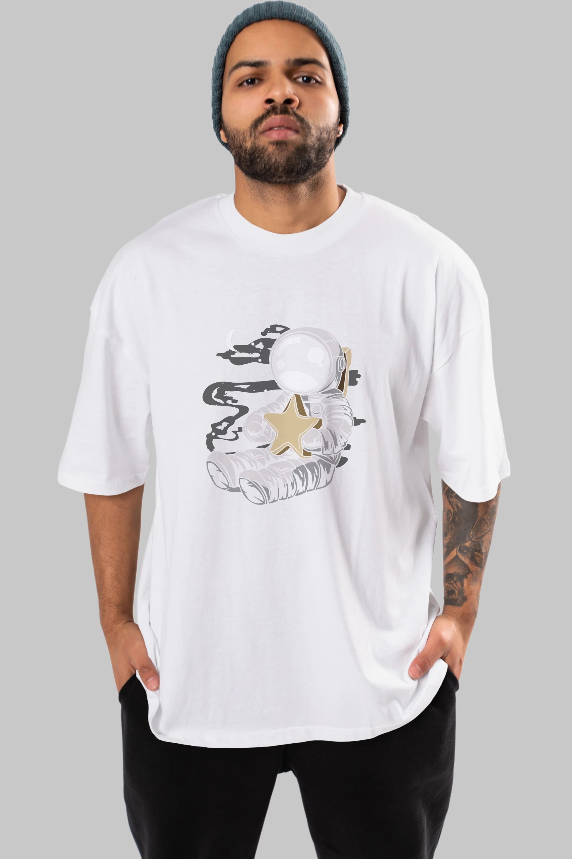 Astronaut Holding The Star Ön Baskılı Oversize t-shirt Erkek Kadın Unisex