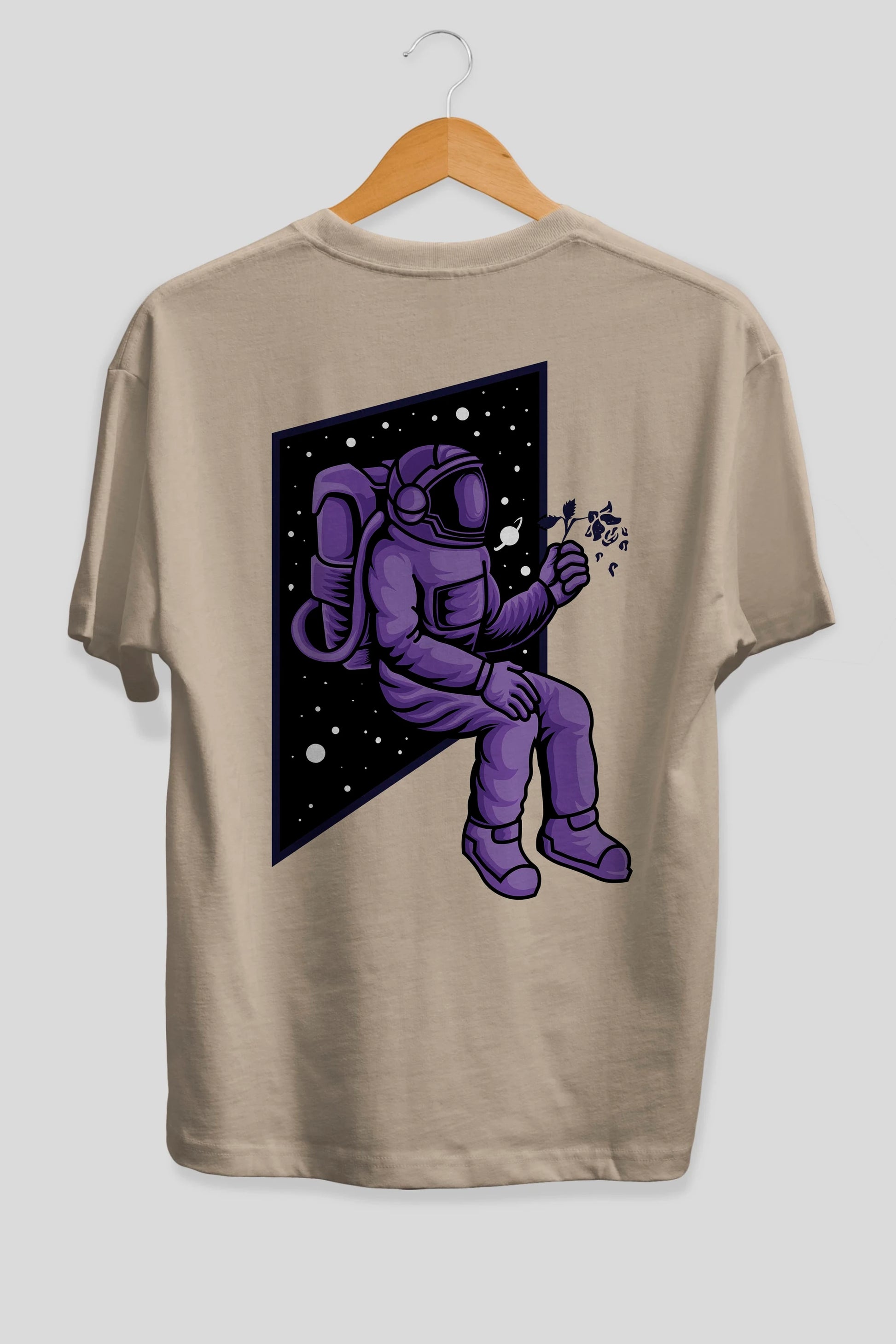 Astronaut holding black rose Arka Baskılı Oversize t-shirt Erkek Kadın Unisex