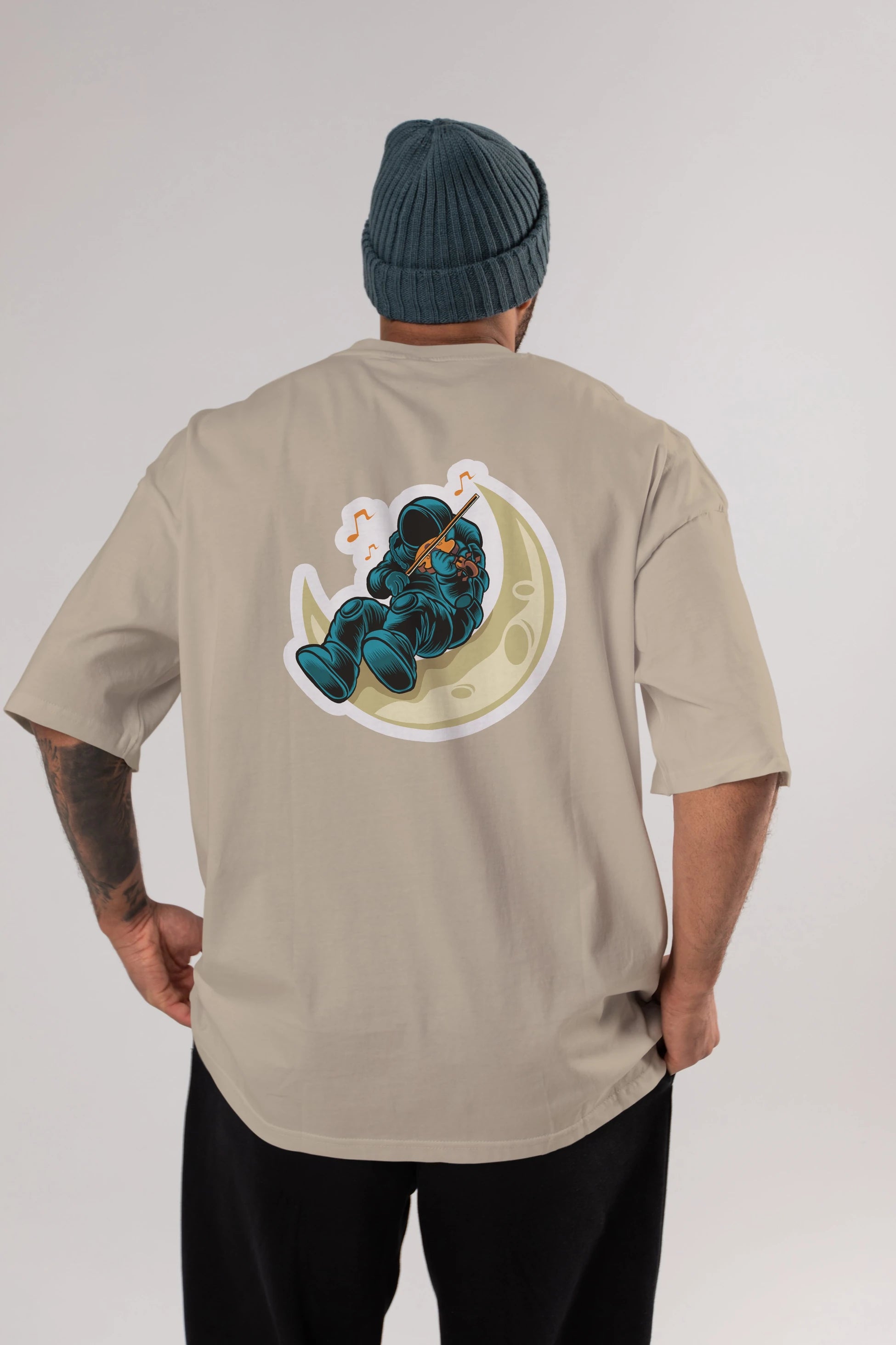 Playing Vionist in Space Sticker Arka Baskılı Oversize t-shirt Erkek Kadın Unisex