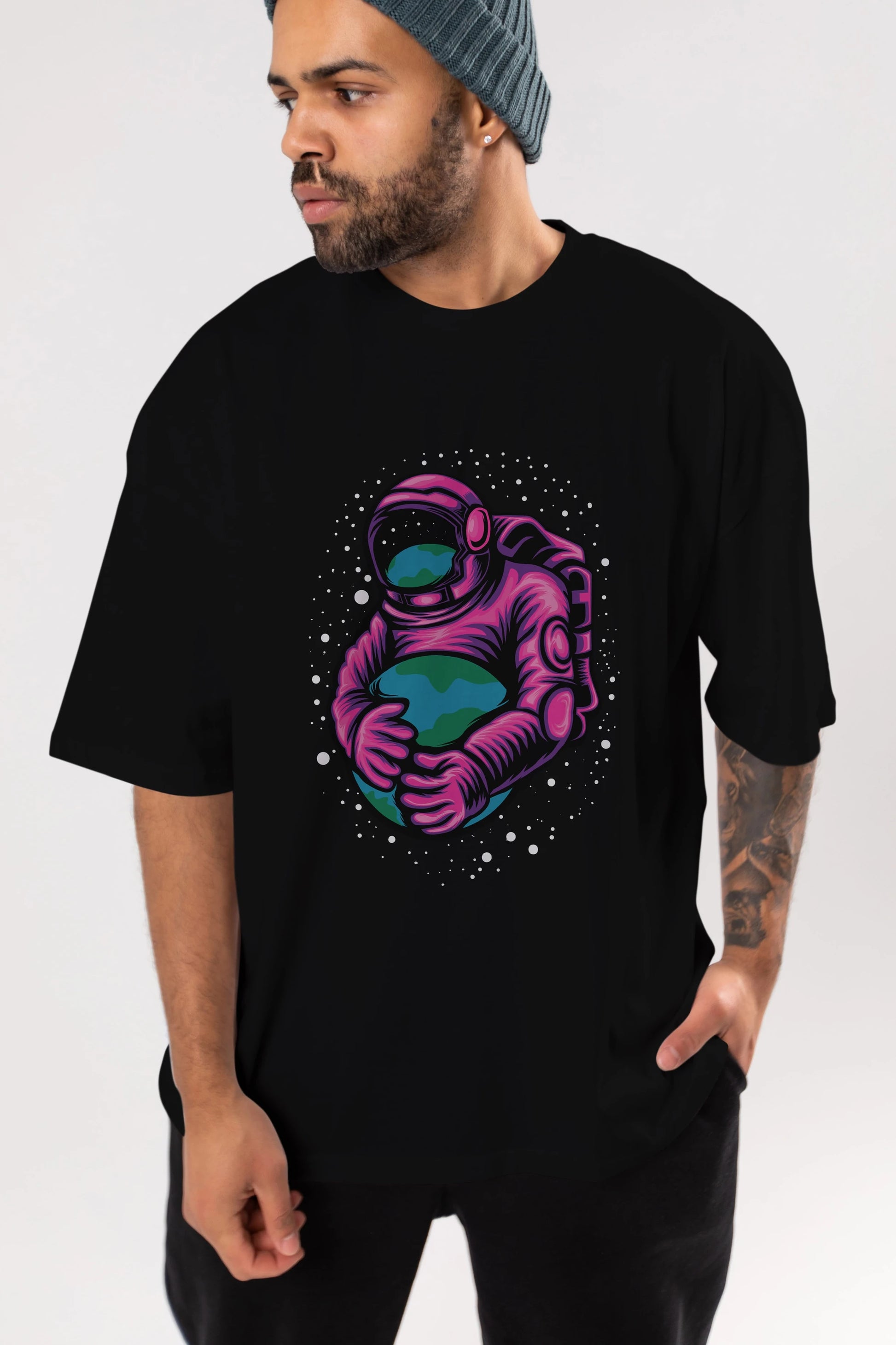 Astronaut Holding Up The Earth Ön Baskılı Oversize t-shirt Erkek Kadın Unisex