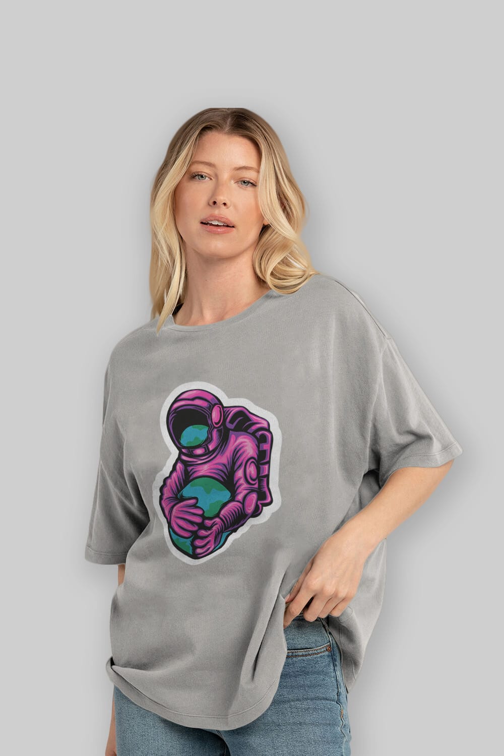 Astronaut Holding Up The Earth Sticker Ön Baskılı Oversize t-shirt Erkek Kadın Unisex