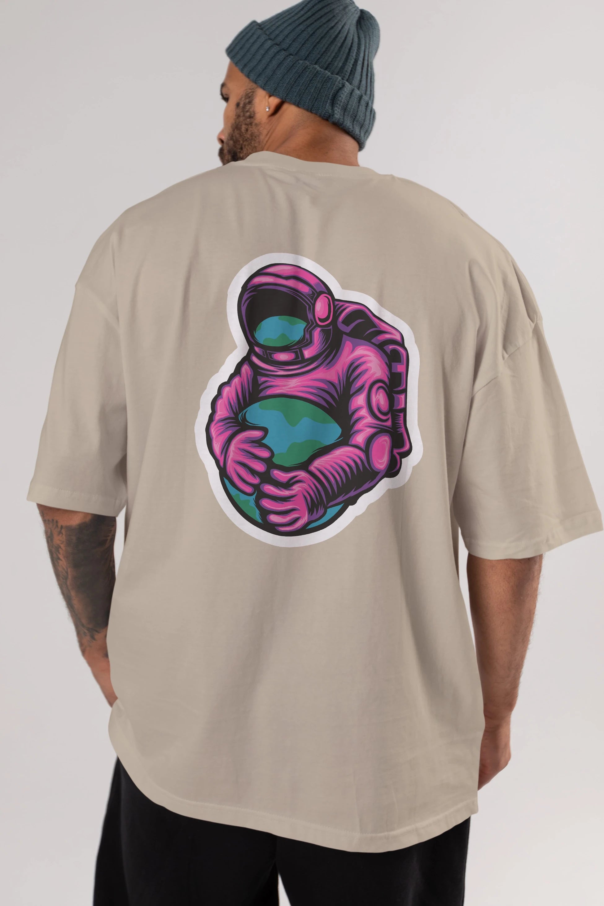 Astronaut Holding Up The Earth Sticker Arka Baskılı Oversize t-shirt Erkek Kadın Unisex