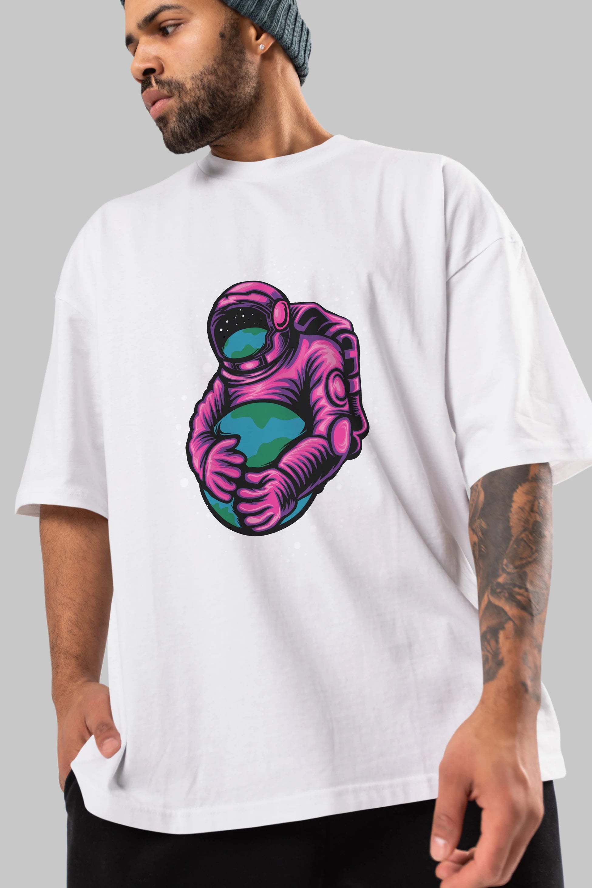 Astronaut Holding Up The Earth Ön Baskılı Oversize t-shirt Erkek Kadın Unisex
