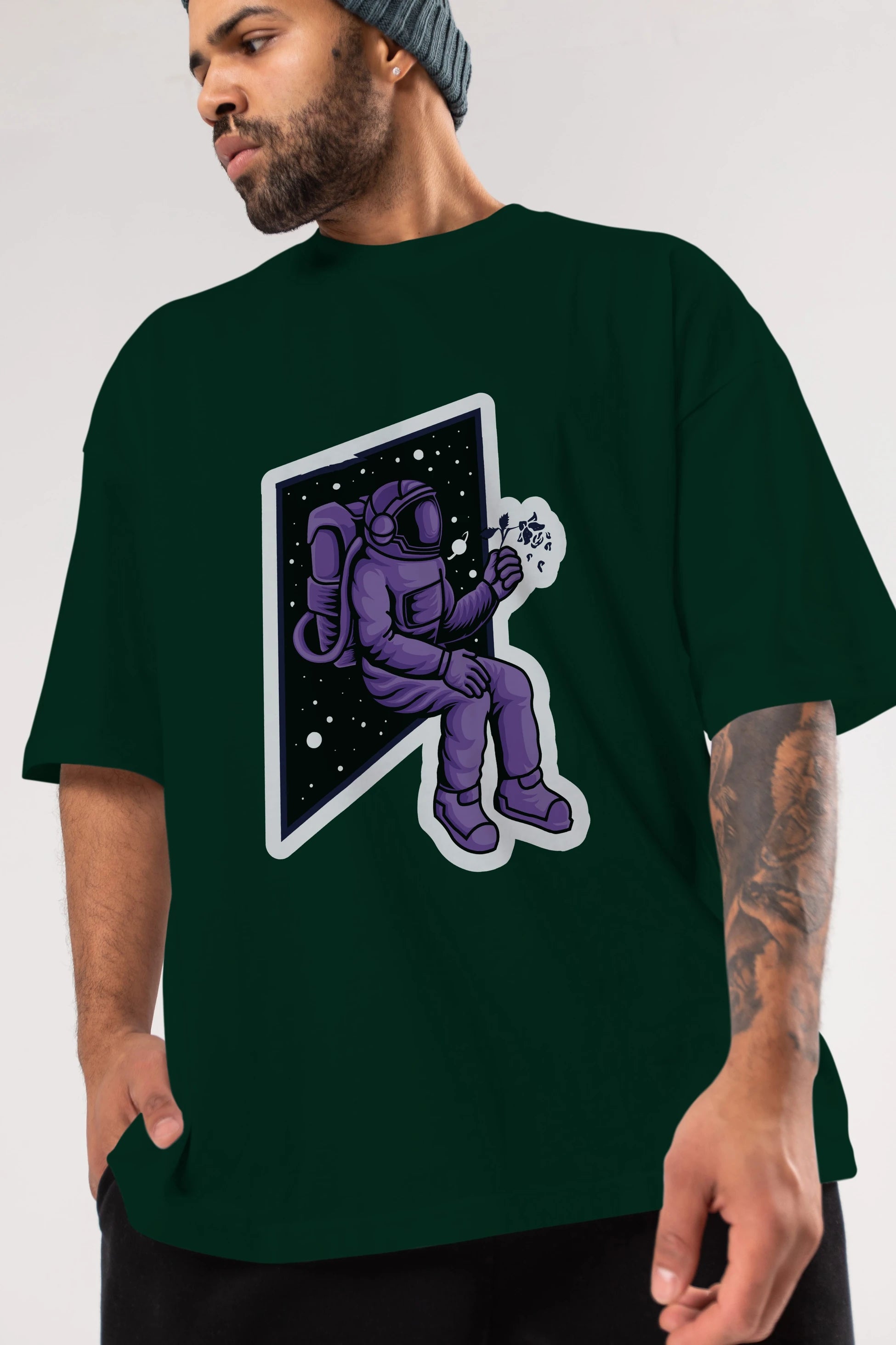 Astronaut holding black rose sticker Ön Baskılı Oversize t-shirt Erkek Kadın Unisex