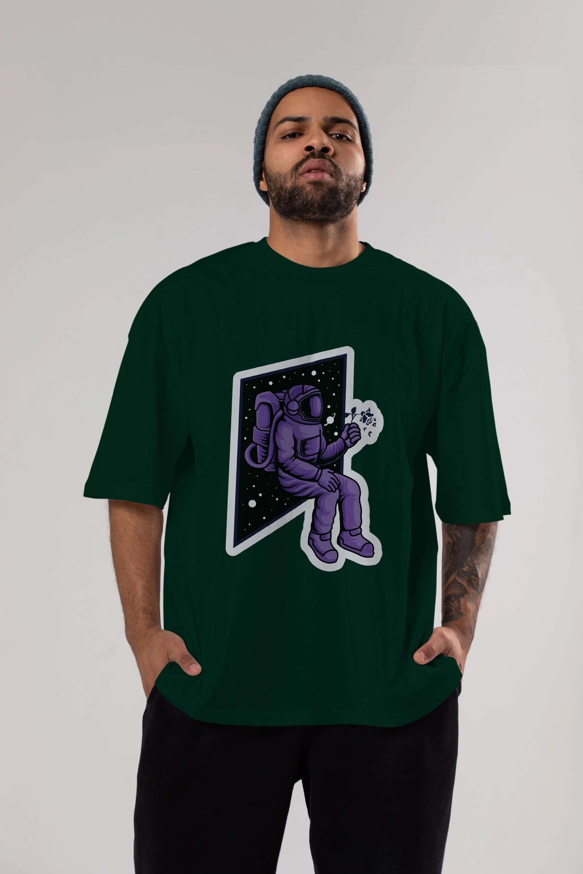 Astronaut holding black rose sticker Ön Baskılı Oversize t-shirt Erkek Kadın Unisex