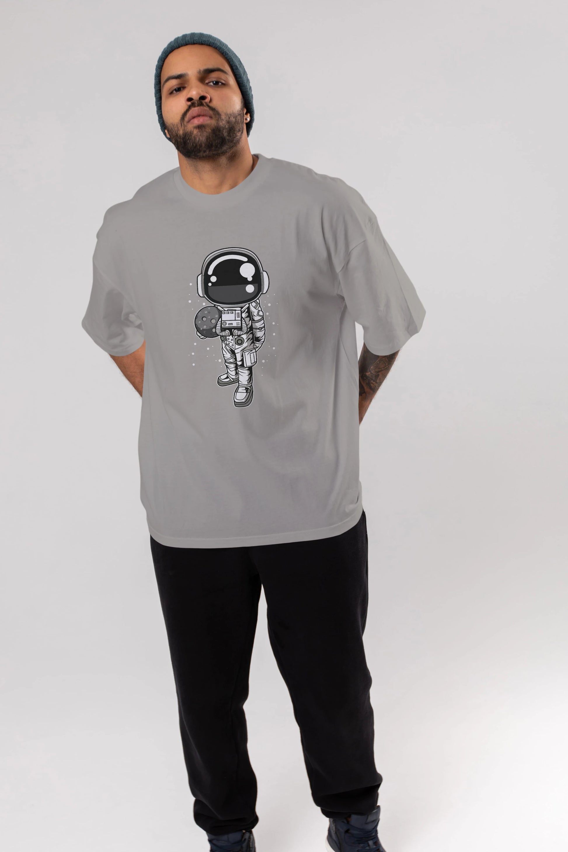 Astronaut Holding The Moon Ön Baskılı Oversize t-shirt Erkek Kadın Unisex