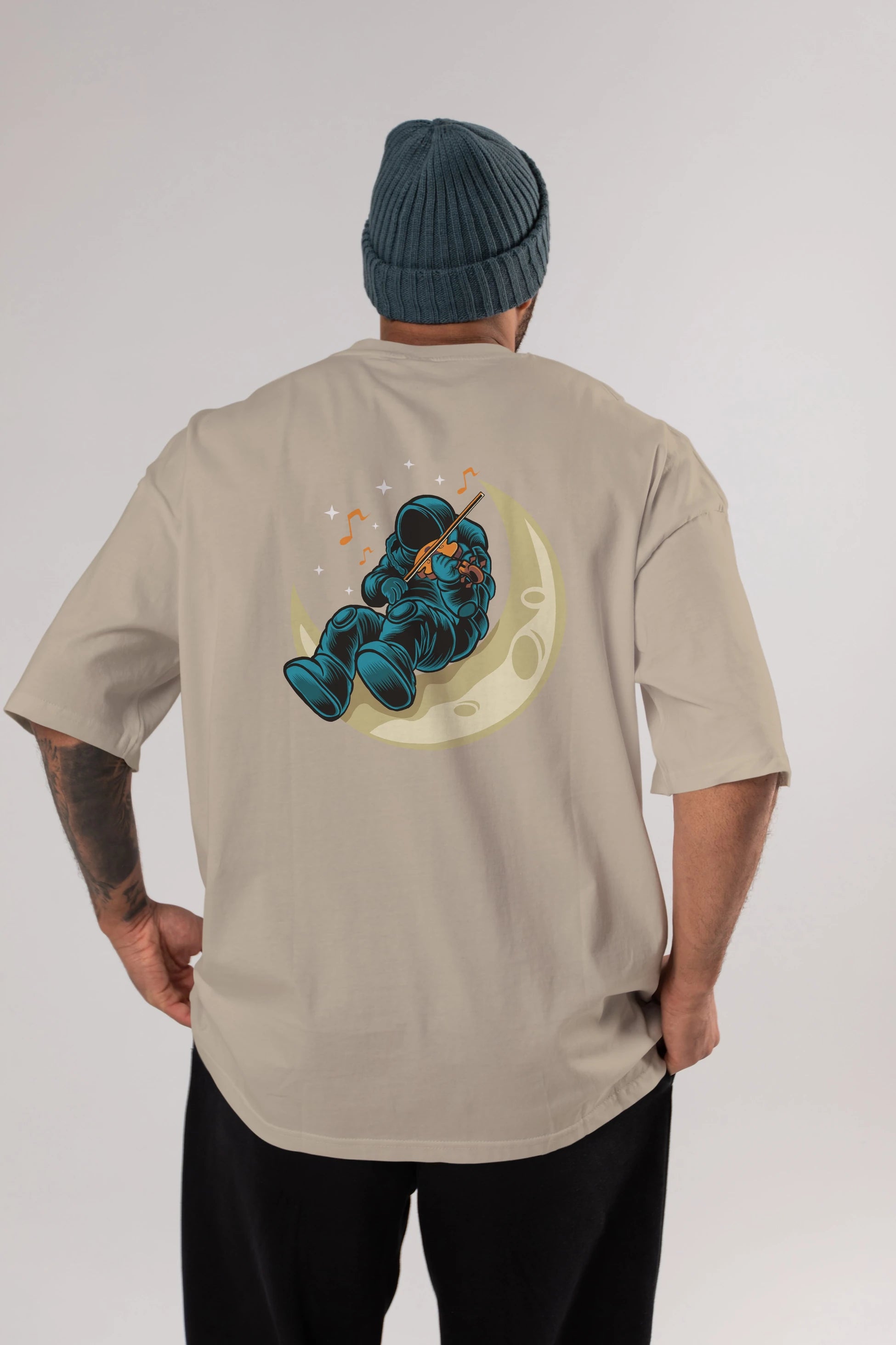 Playing Vionist in Space Arka Baskılı Oversize t-shirt Erkek Kadın Unisex