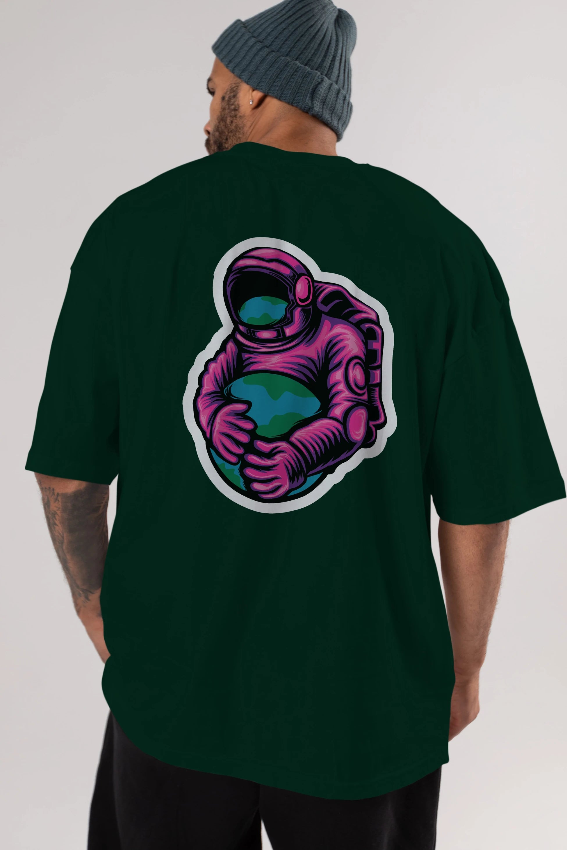 Astronaut Holding Up The Earth Sticker Arka Baskılı Oversize t-shirt Erkek Kadın Unisex