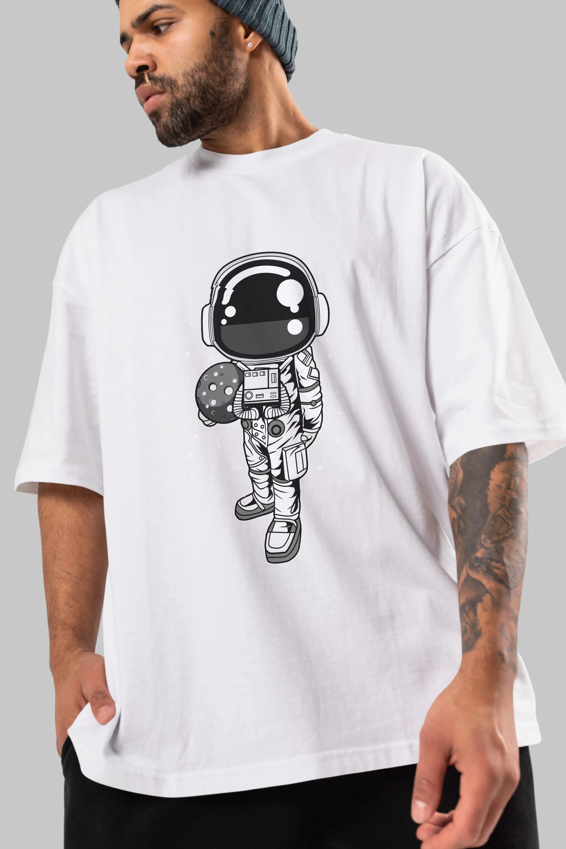 Astronaut Holding The Moon Ön Baskılı Oversize t-shirt Erkek Kadın Unisex