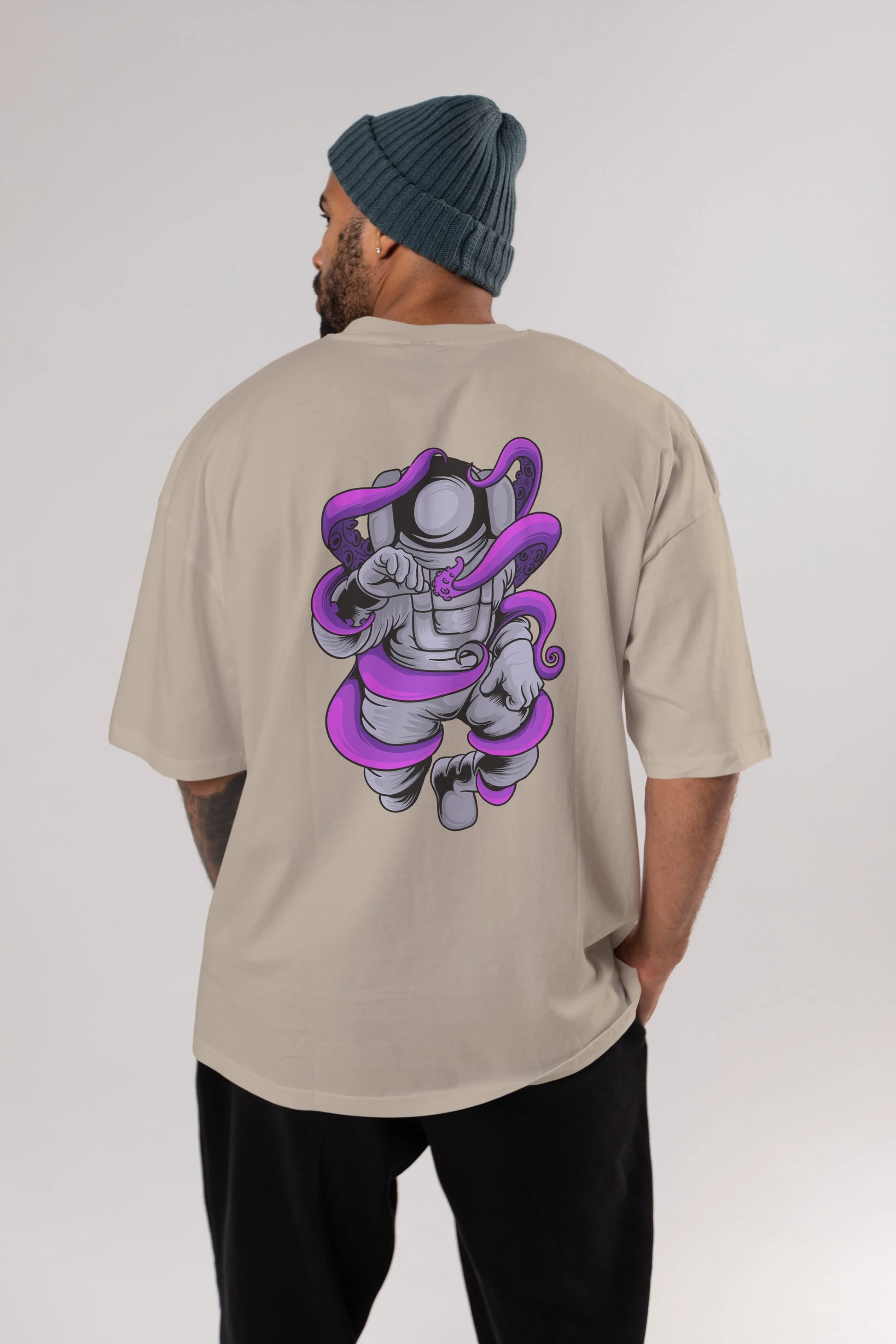 Astronaut fighting octopus Arka Baskılı Oversize t-shirt Erkek Kadın Unisex