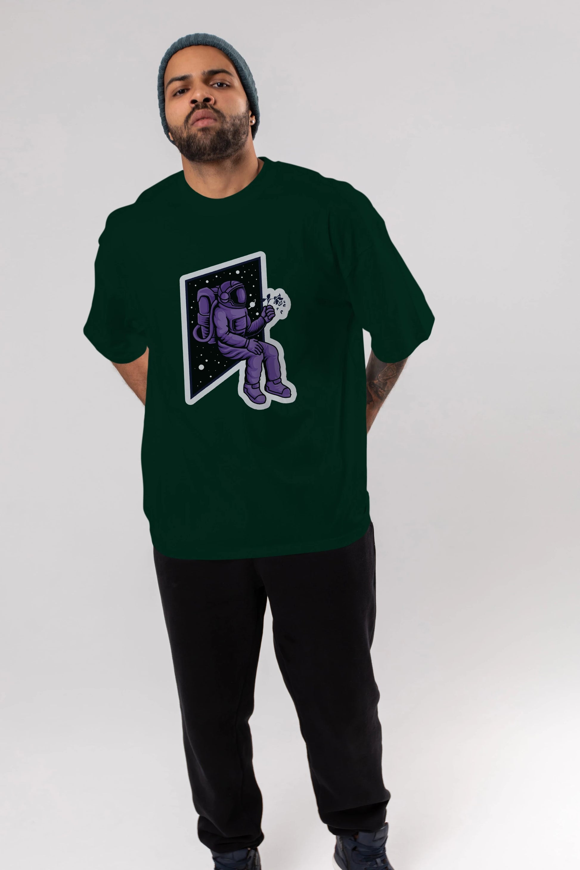 Astronaut holding black rose sticker Ön Baskılı Oversize t-shirt Erkek Kadın Unisex