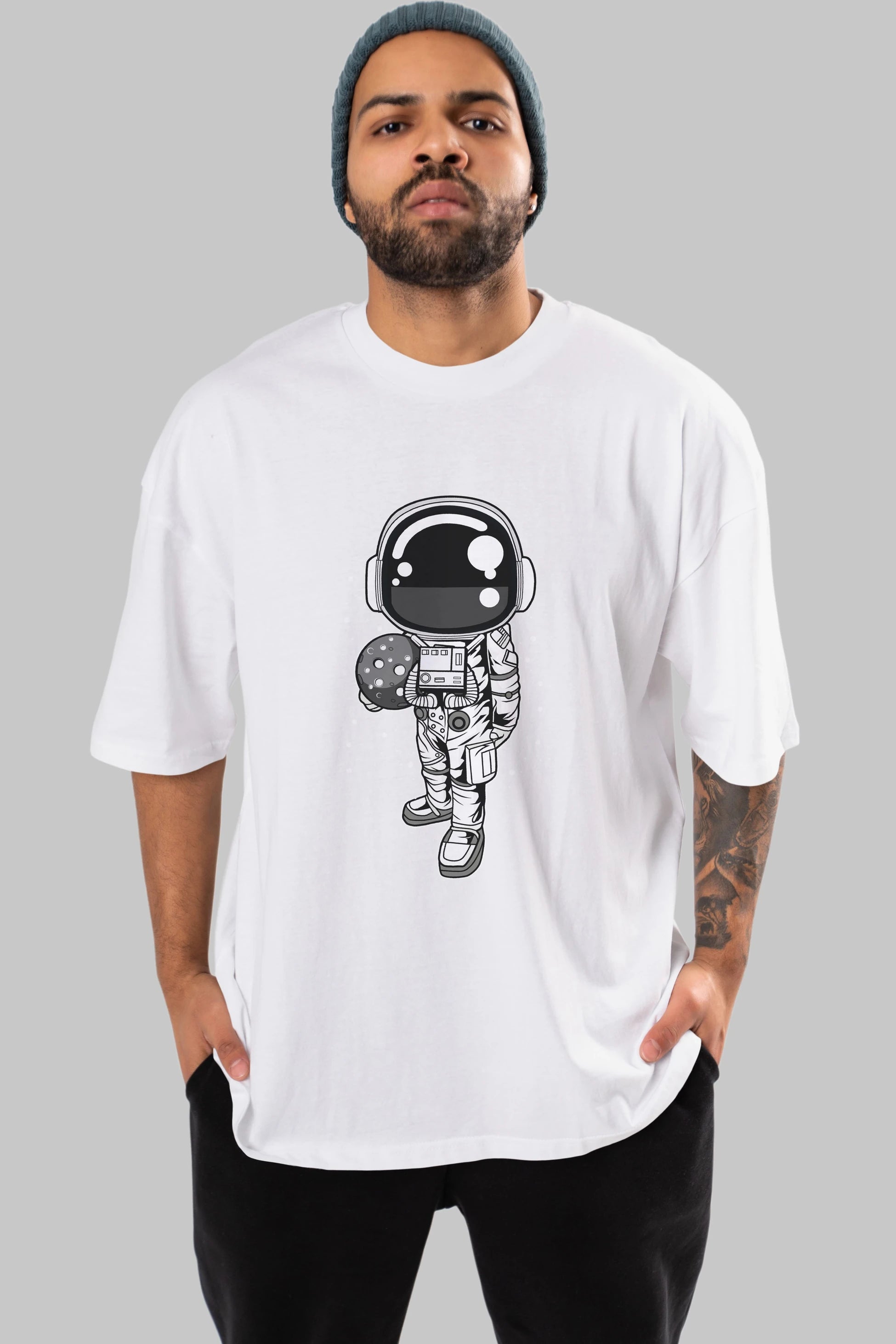 Astronaut Holding The Moon Ön Baskılı Oversize t-shirt Erkek Kadın Unisex