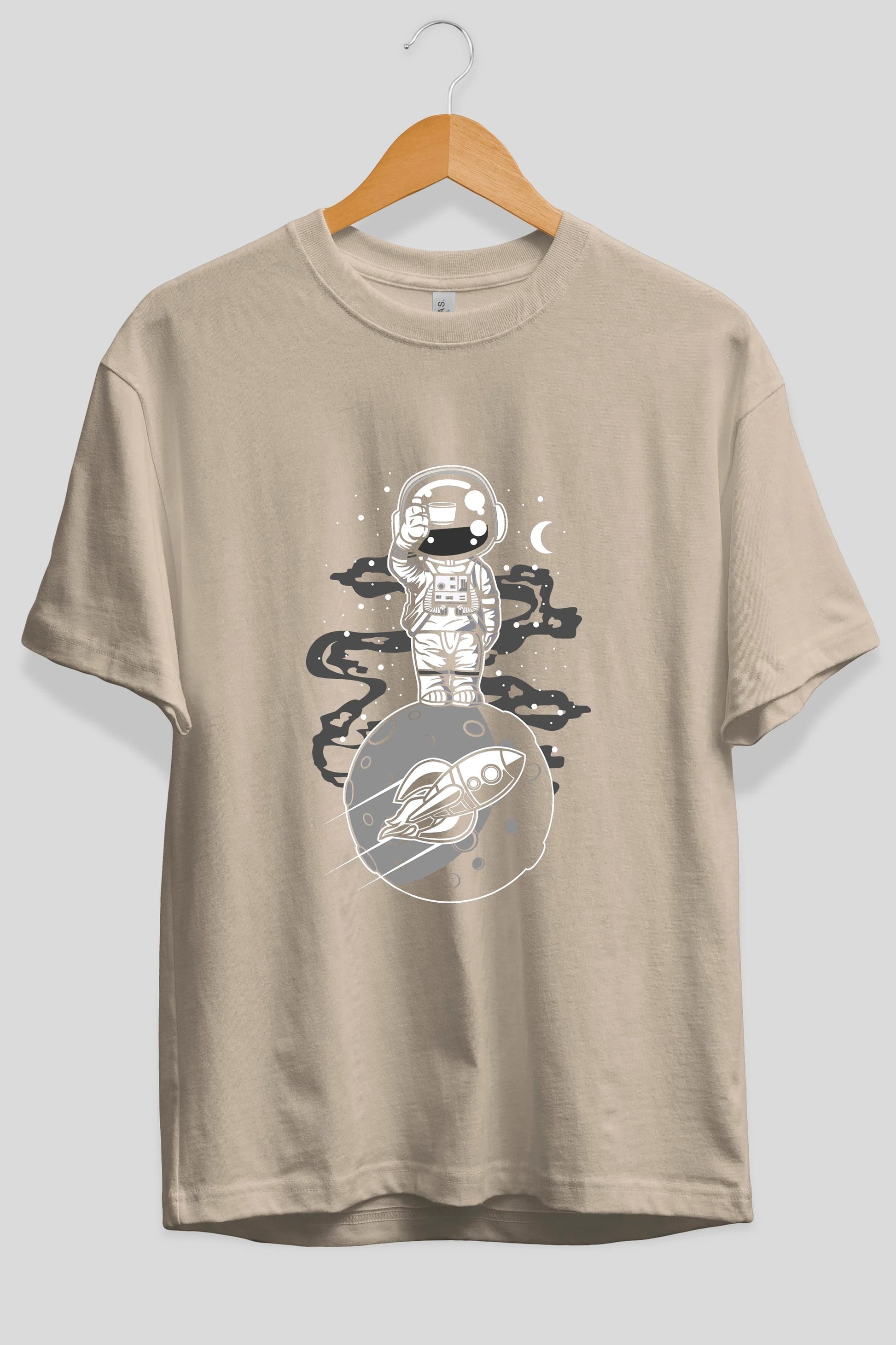 Astronaut Standing On The Moon Ön Baskılı Oversize t-shirt Erkek Kadın Unisex