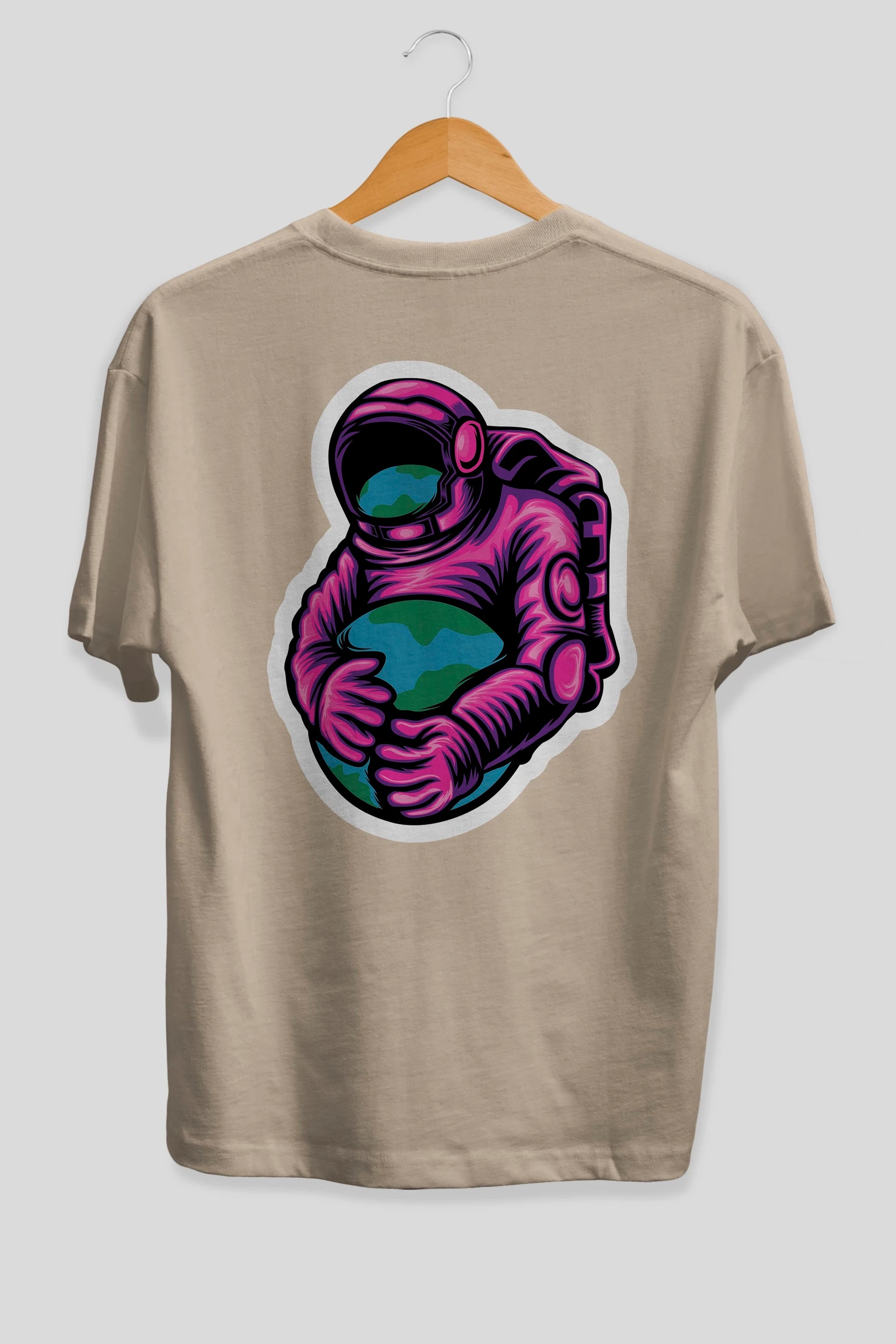 Astronaut Holding Up The Earth Sticker Arka Baskılı Oversize t-shirt Erkek Kadın Unisex