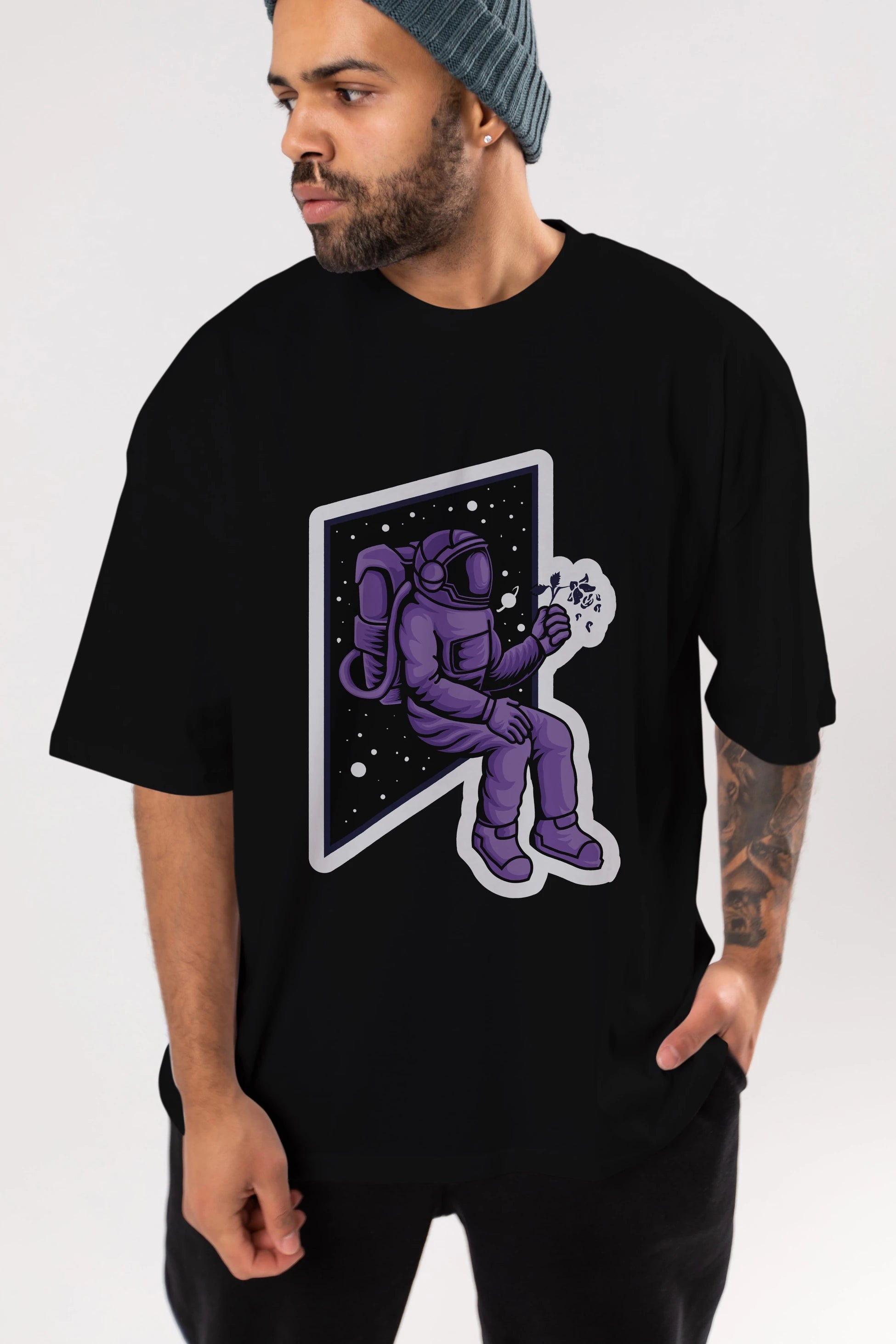 Astronaut holding black rose sticker Ön Baskılı Oversize t-shirt Erkek Kadın Unisex