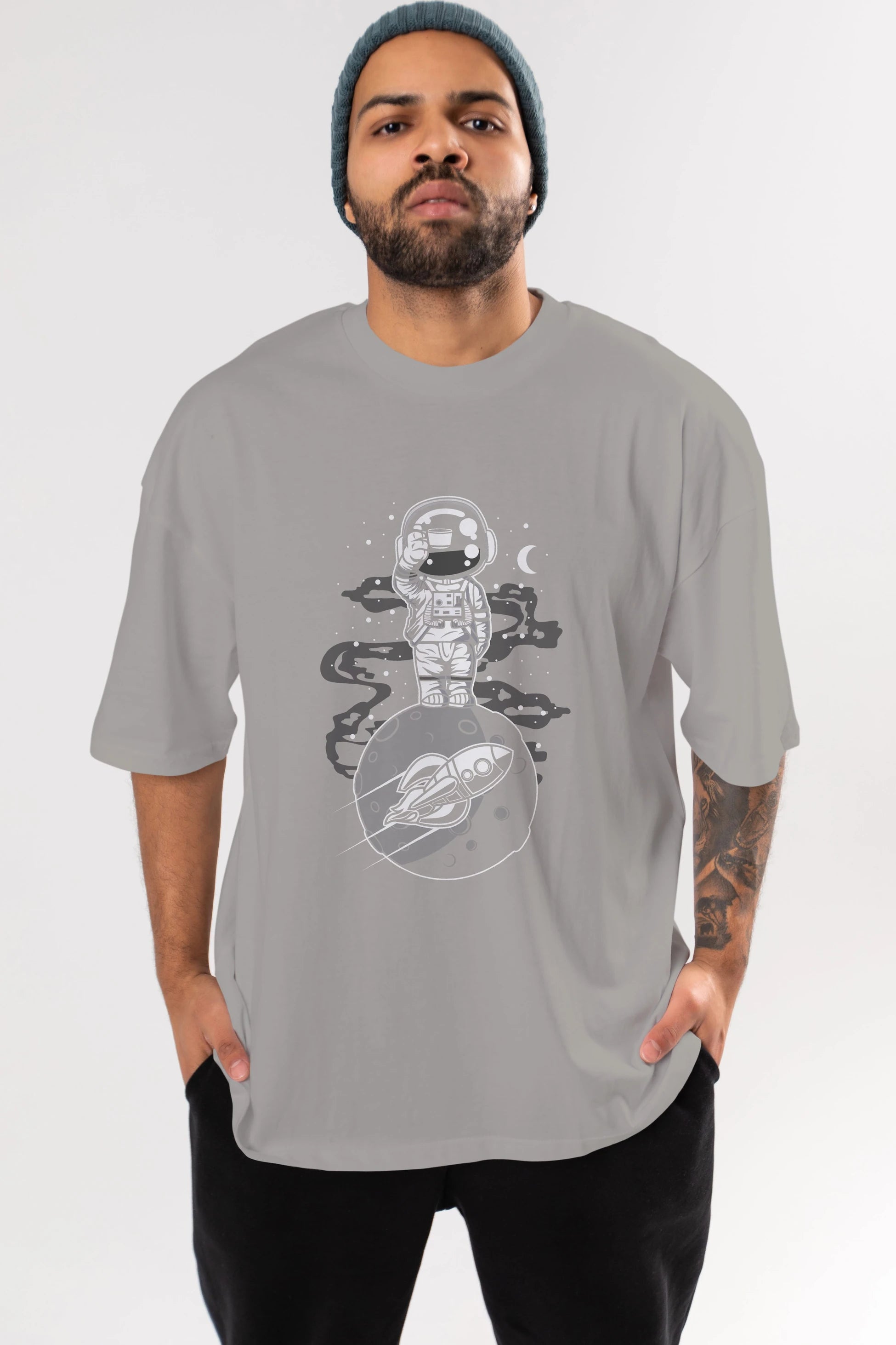 Astronaut Standing On The Moon Ön Baskılı Oversize t-shirt Erkek Kadın Unisex