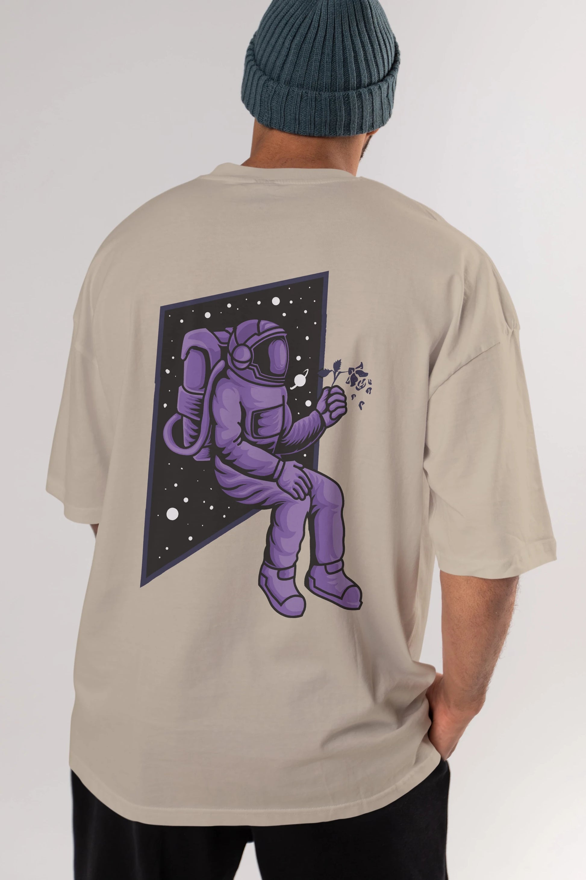 Astronaut holding black rose Arka Baskılı Oversize t-shirt Erkek Kadın Unisex